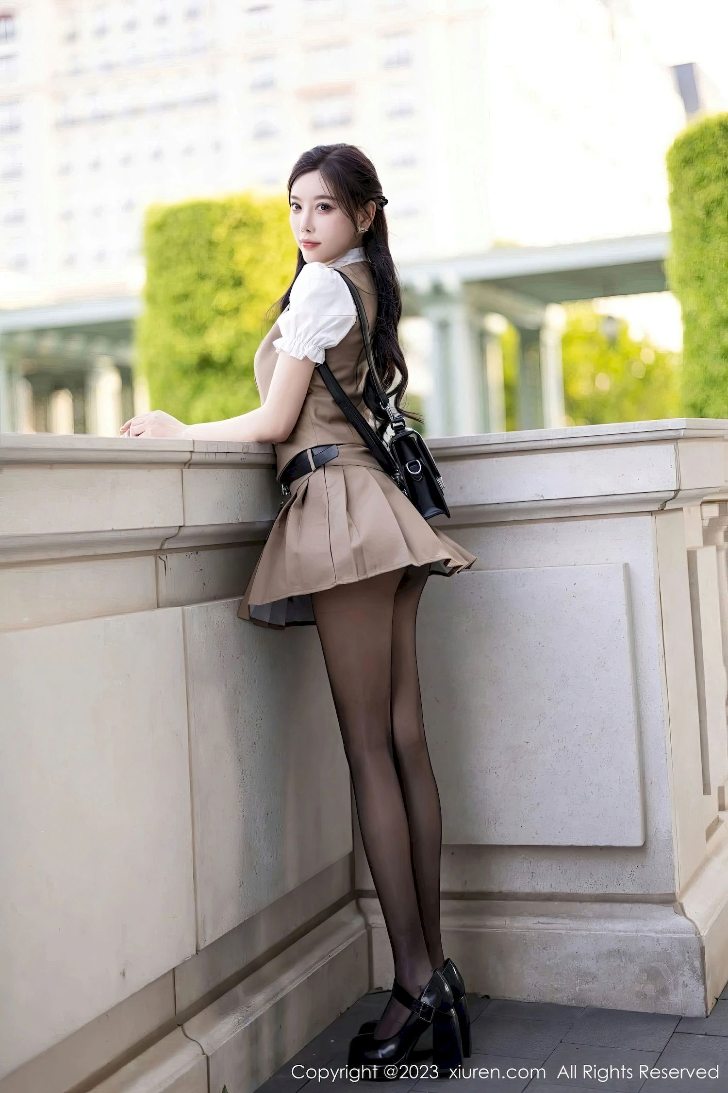 [XiuRen秀人网] No.7202 杨晨晨Yome – 杏色上衣+魅惑黑丝安吉旅拍-御萝部落