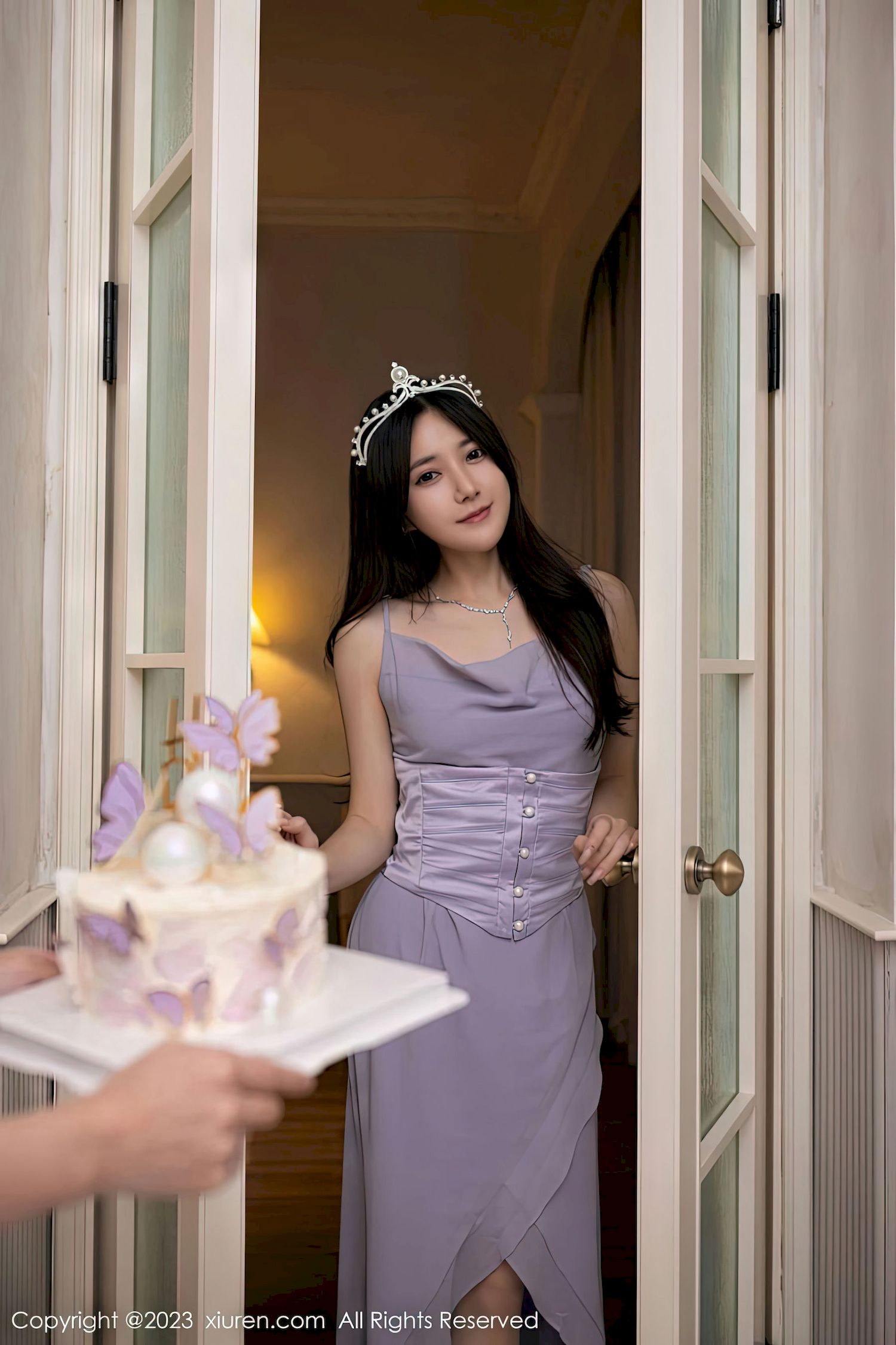 [XiuRen秀人网] No.6286 鱼子酱Fish – 紫灰色连衣长裙珠三角旅拍-御萝部落