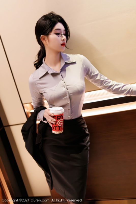 [XiuRen秀人网] No.9567 新人模特南乔 - OL服饰+黑色短裙写真-御萝部落