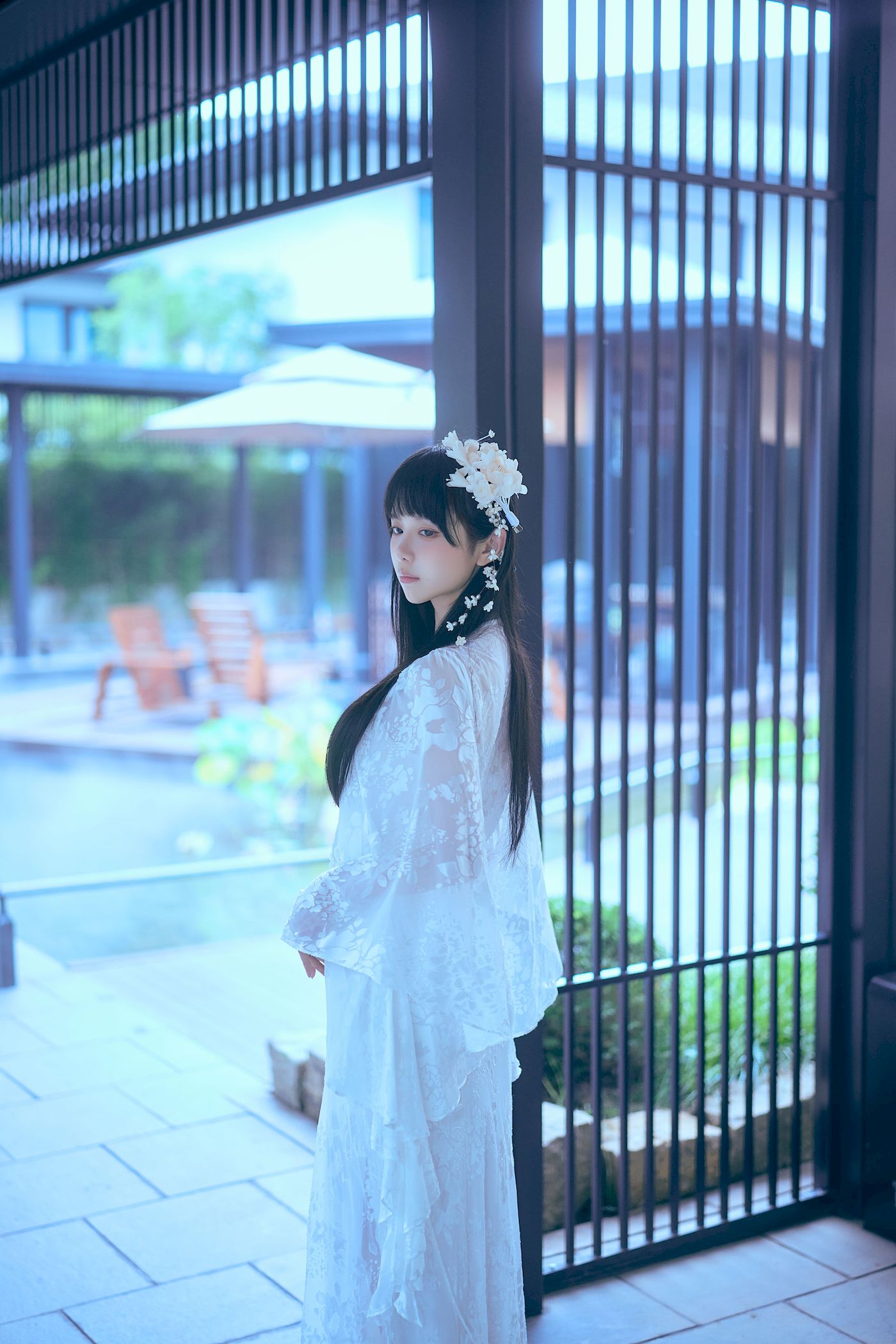 白裙美女Shika小鹿鹿黑发点缀白花发饰性感写真-御萝部落