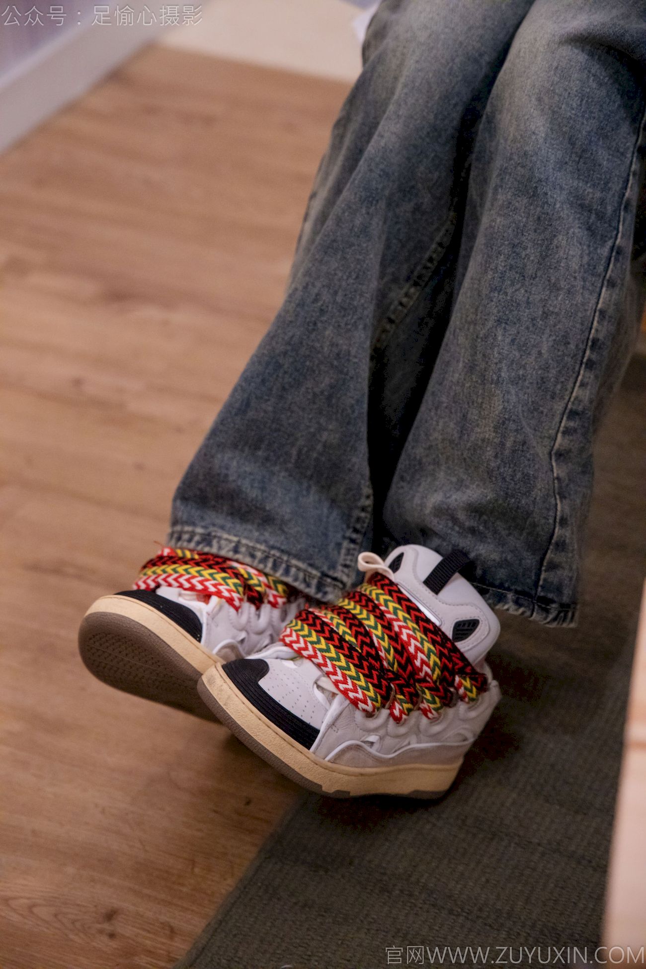 足愉心模特心凌红色上衣牛仔长裤裸足福利写真-御萝部落