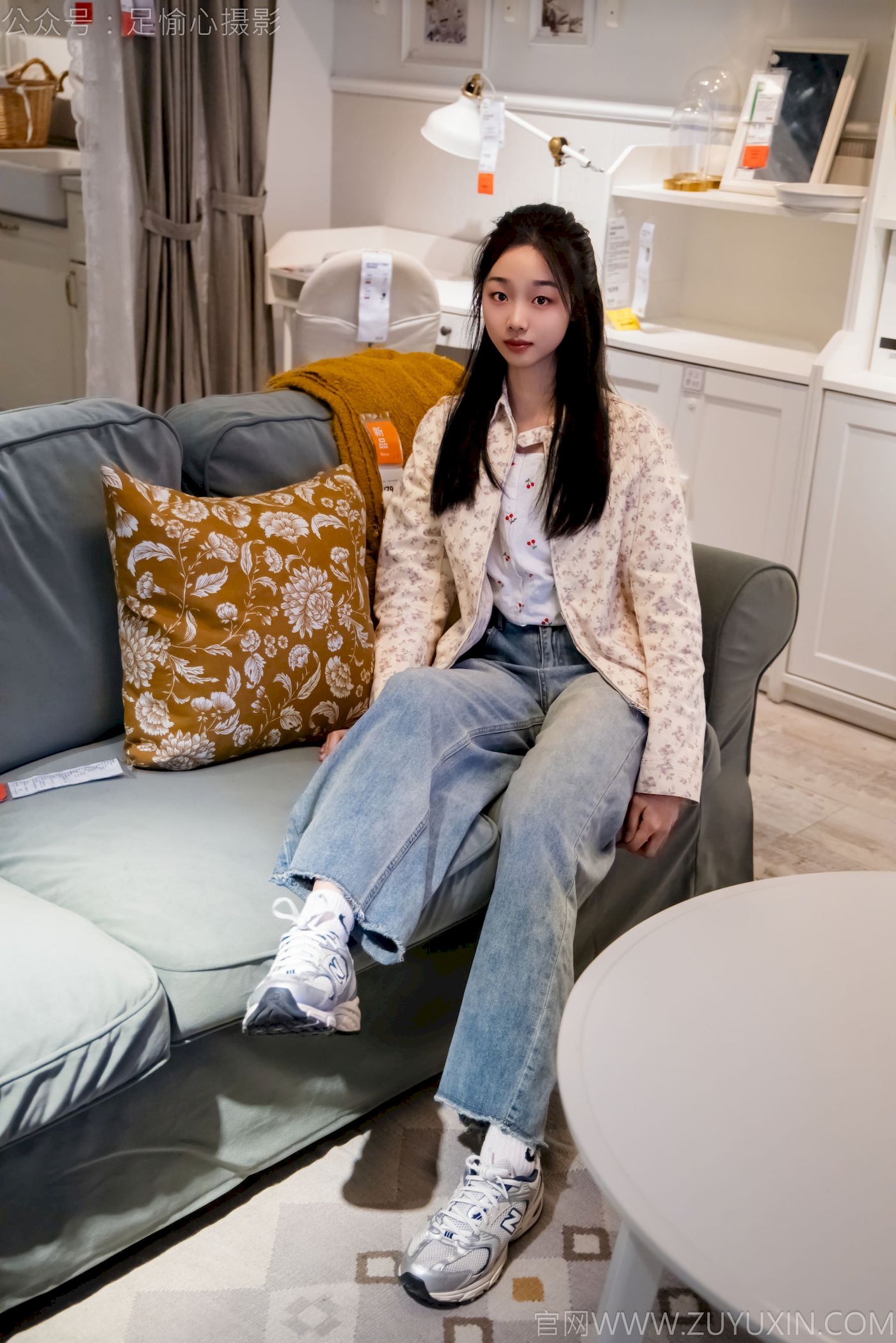 足愉心模特奶芙碎花衬衫牛仔长裤裸足摄影