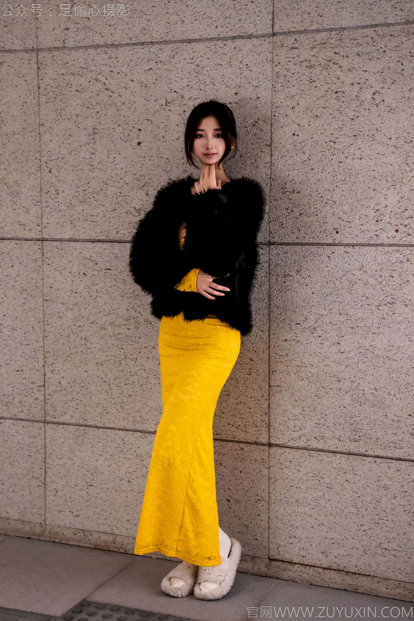 足愉心模特星朵黑色毛衫黄色连衣裙裸足摄影-御萝部落