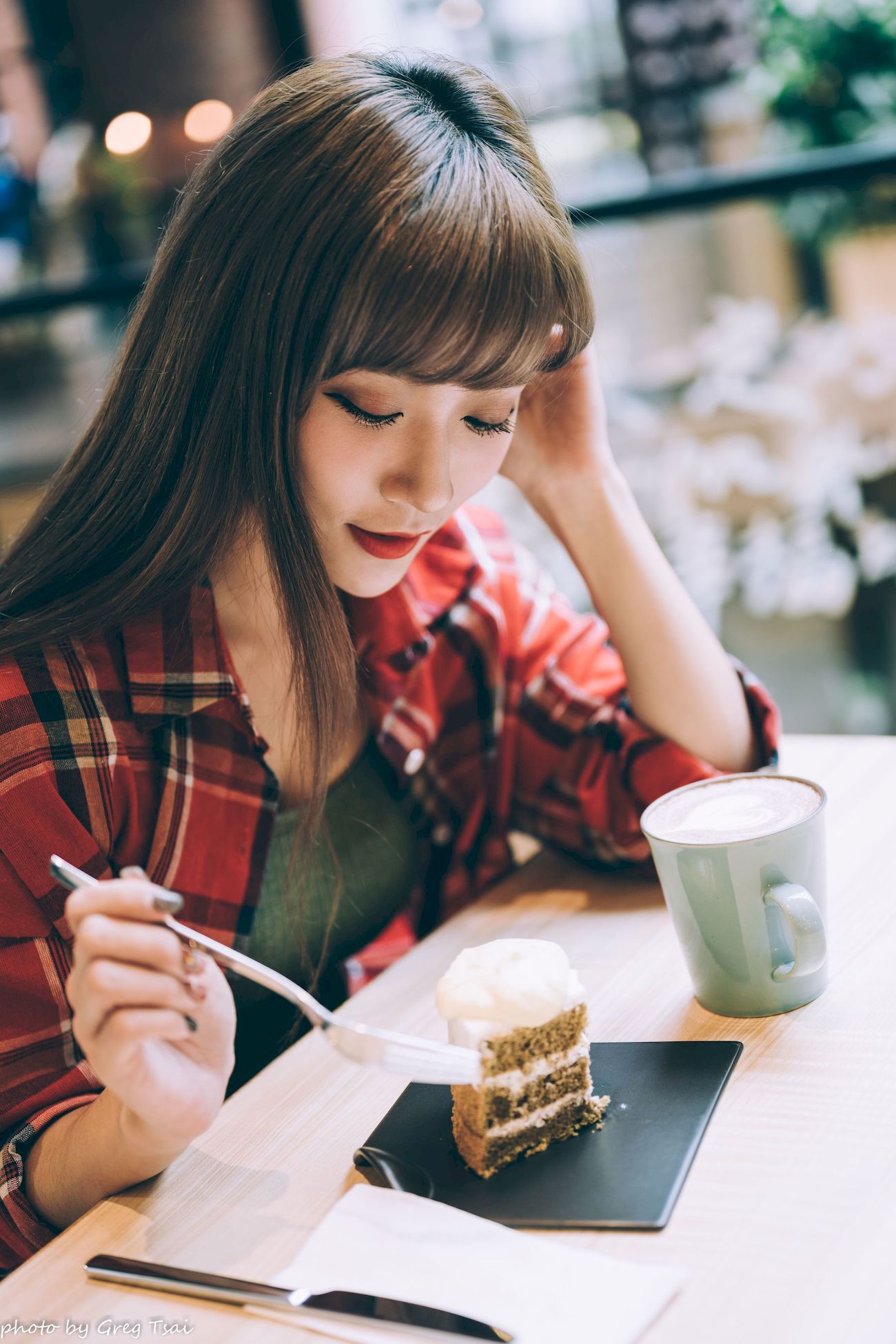 凯云户外咖啡馆‌身着‌红黑格纹衬衫松弛美学-御萝部落