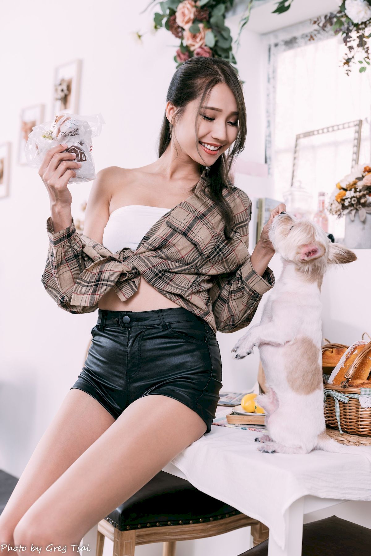 文艺青年霏霏吊带内搭‌格纹衬衫时尚写真