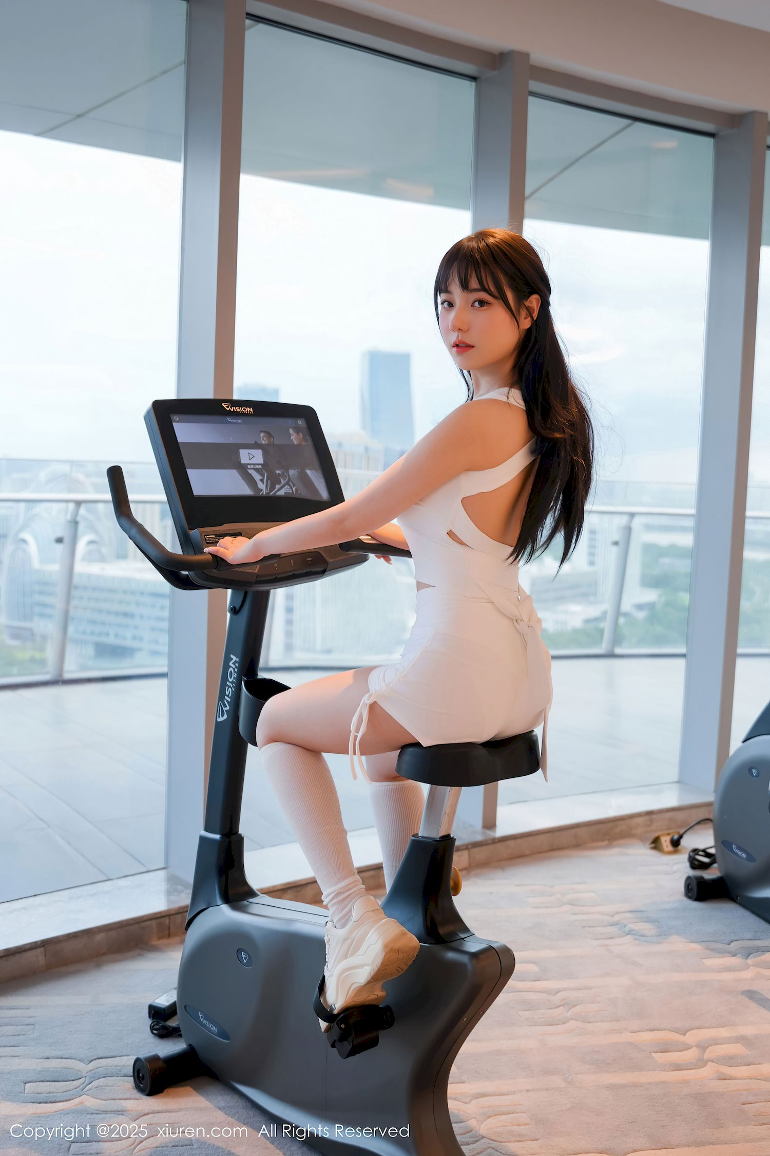 新人软情白色运动服健身房场景性感写真