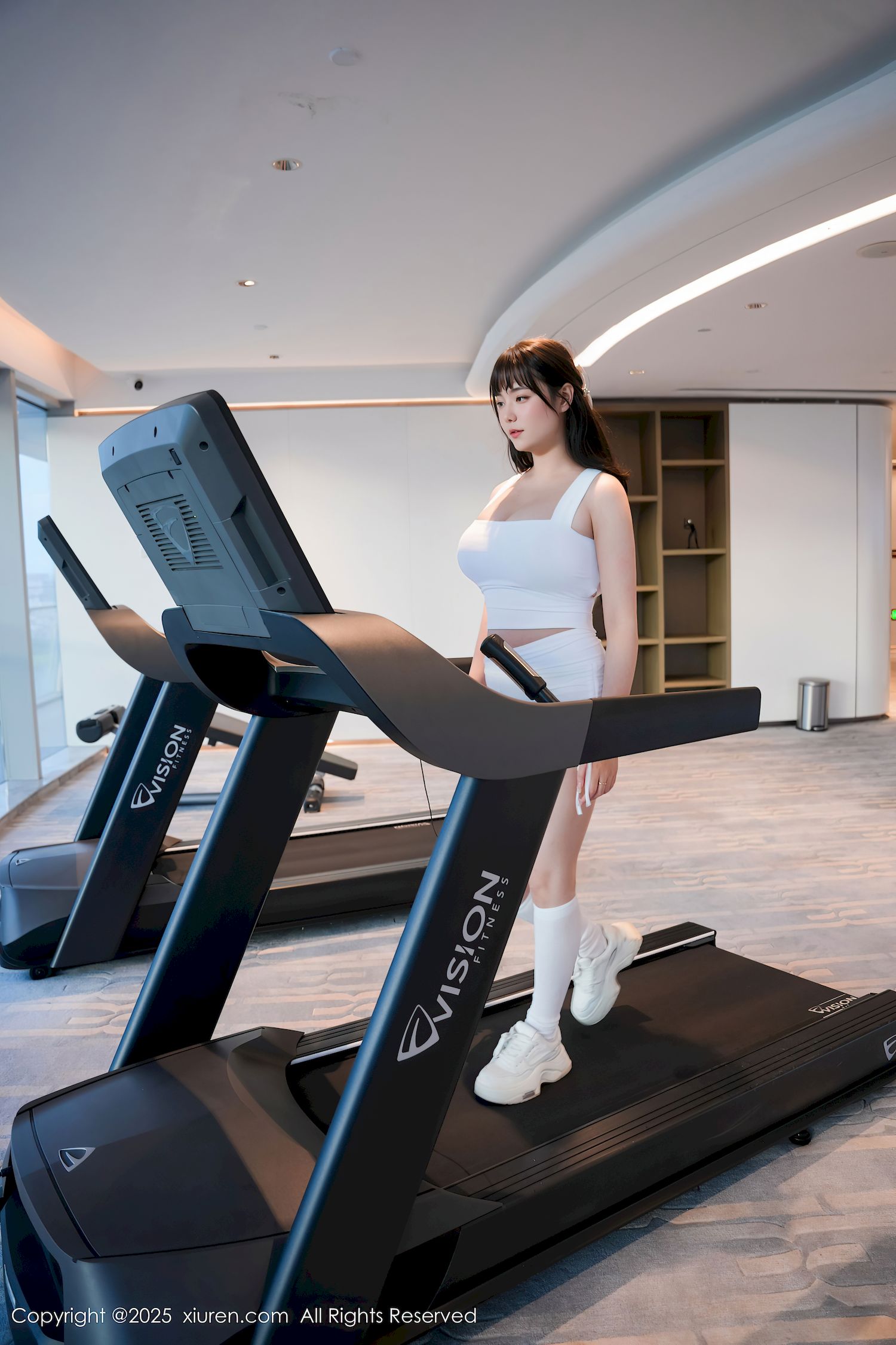 新人软情白色运动服健身房场景性感写真