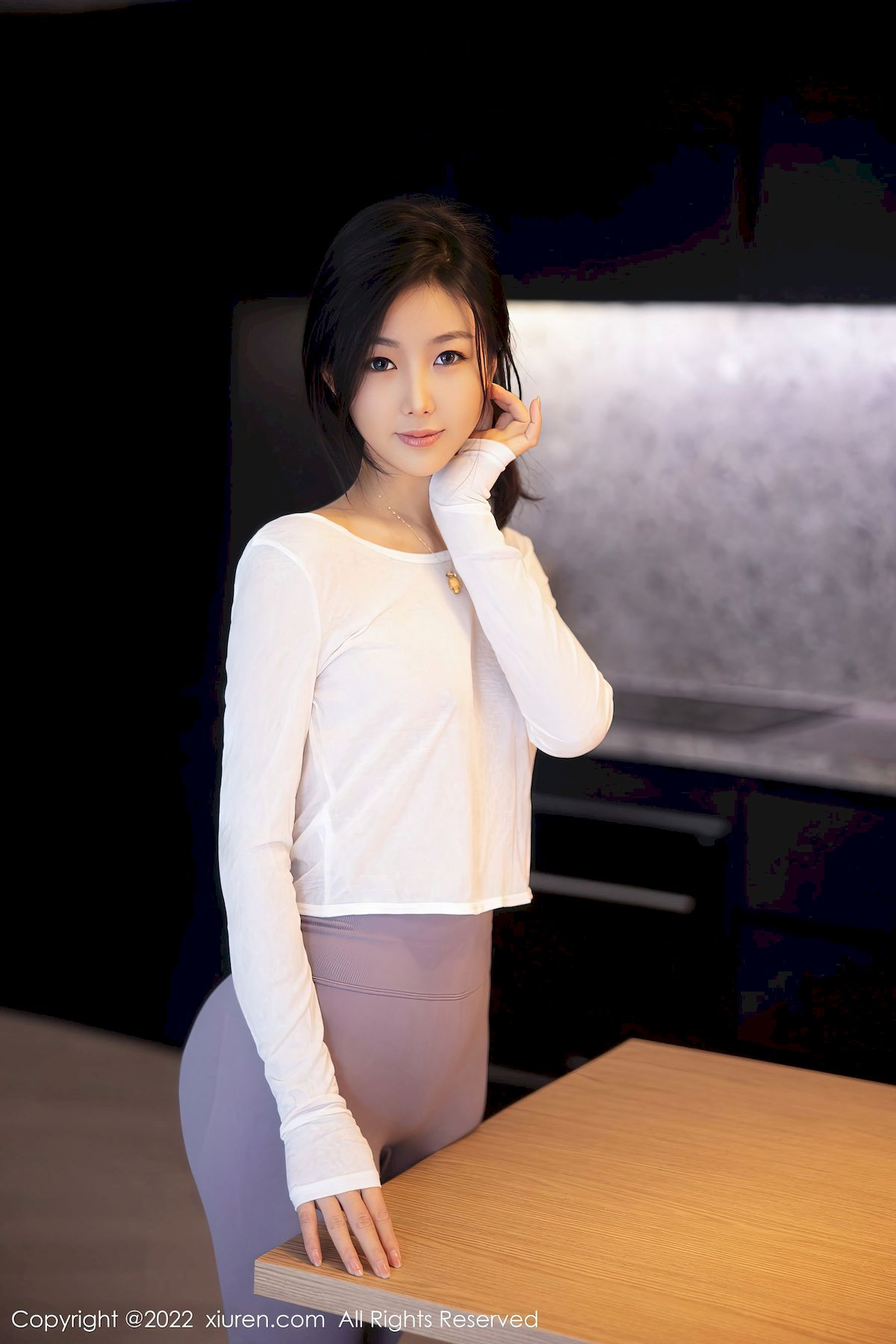 秀人网新人嫩模苏苏阿白色上衣搭配灰色瑜伽裤首套写真-御萝部落