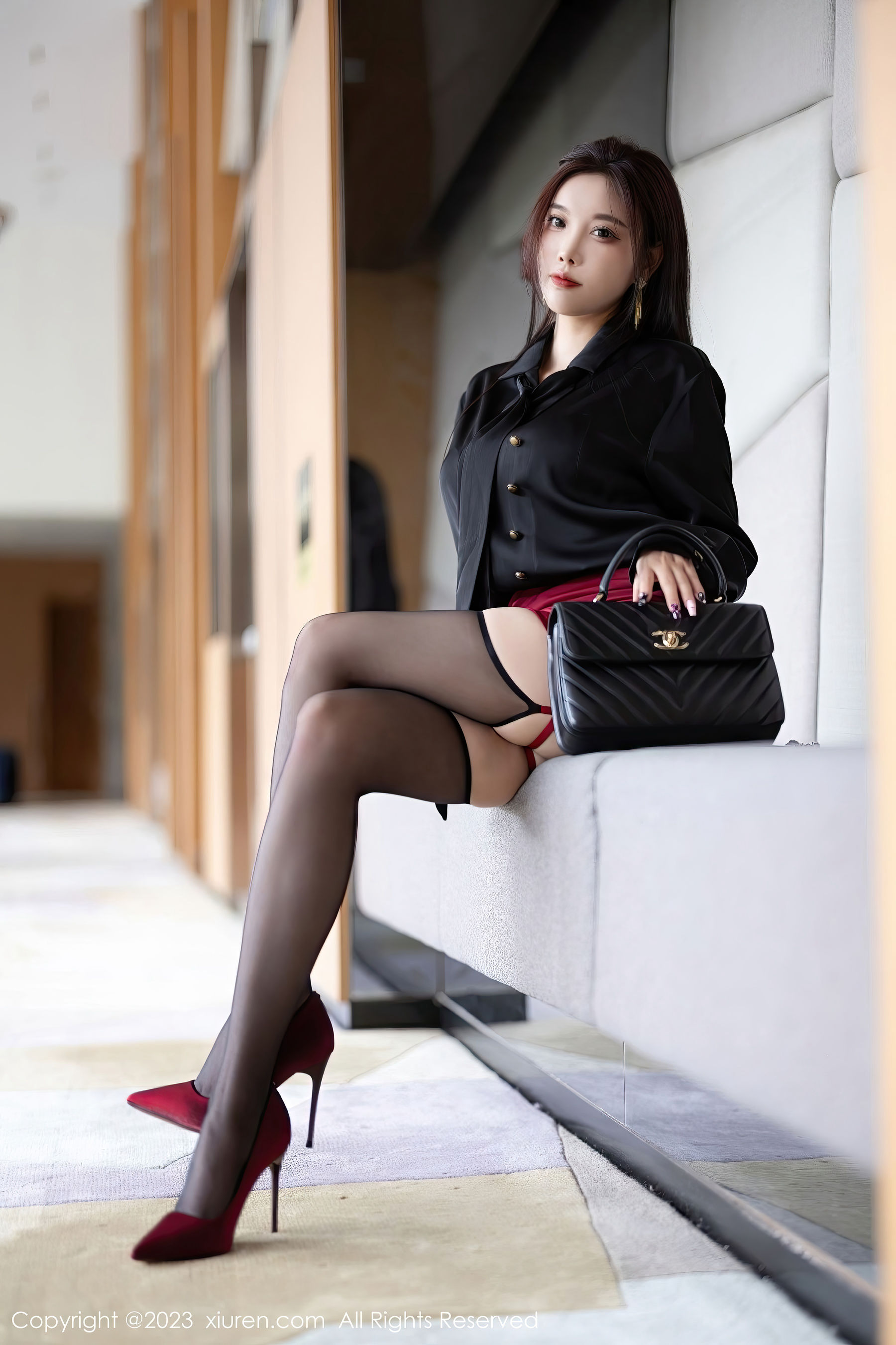 杨晨晨Yome - 深蓝上衣+黑色短裙性感写真