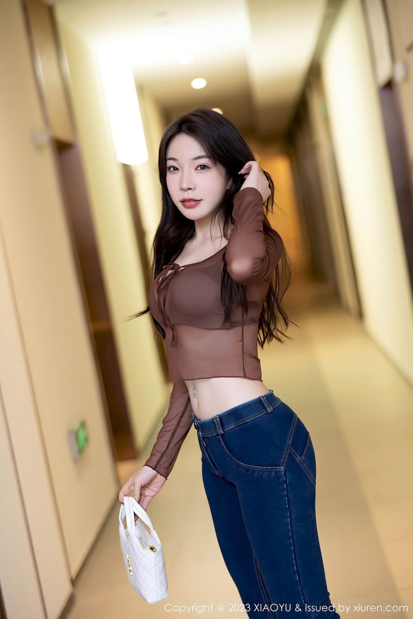 徐莉芝Booty - 咖啡上衣+牛仔裤性感写真