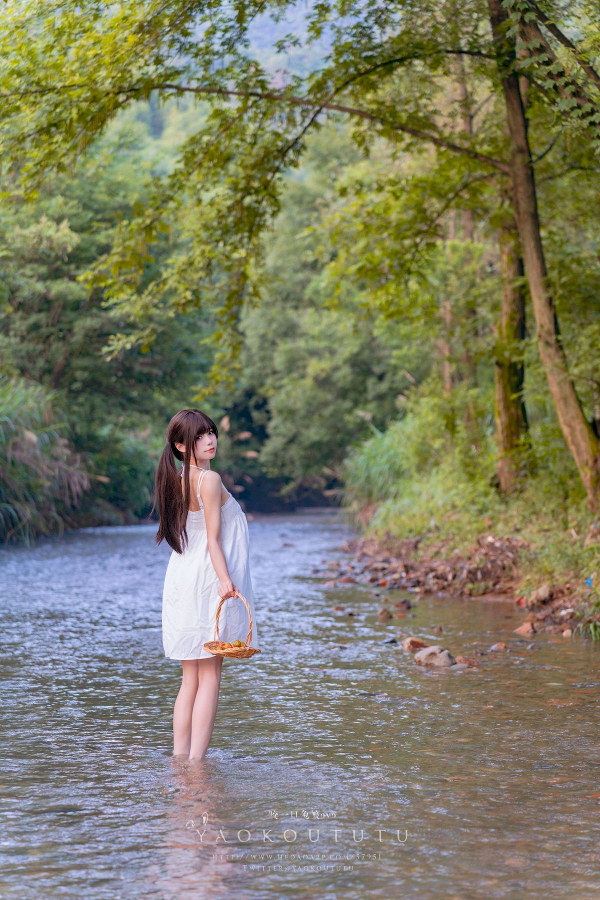 咬一口兔娘白裙双马尾清纯风写真