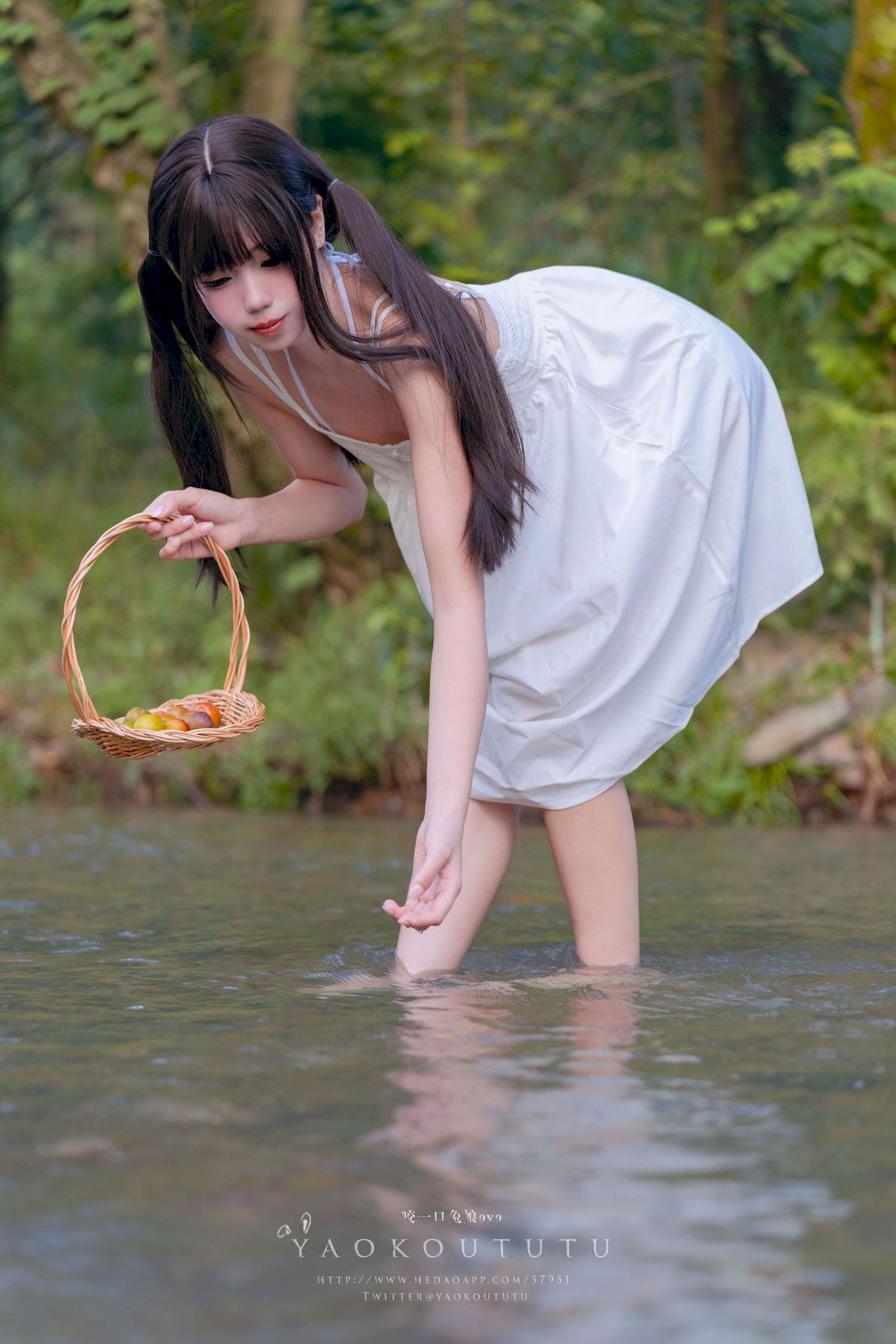 咬一口兔娘白裙双马尾清纯风溯溪之夏主题写真-御萝部落