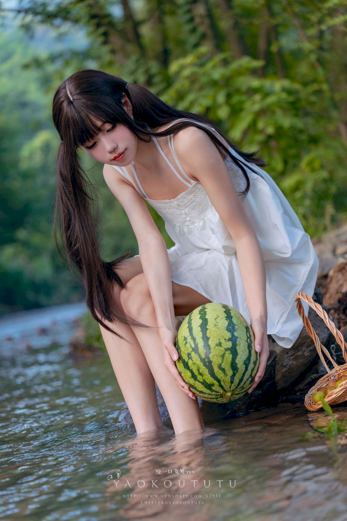 咬一口兔娘白裙双马尾清纯风写真