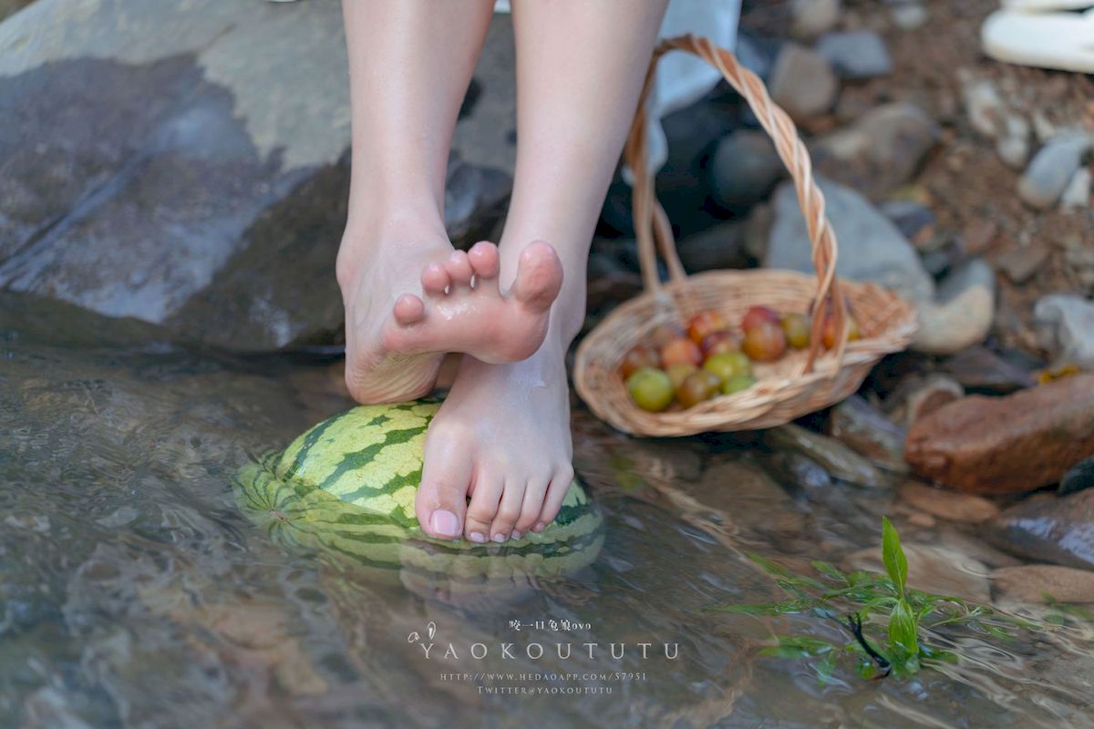 咬一口兔娘白裙双马尾清纯风写真