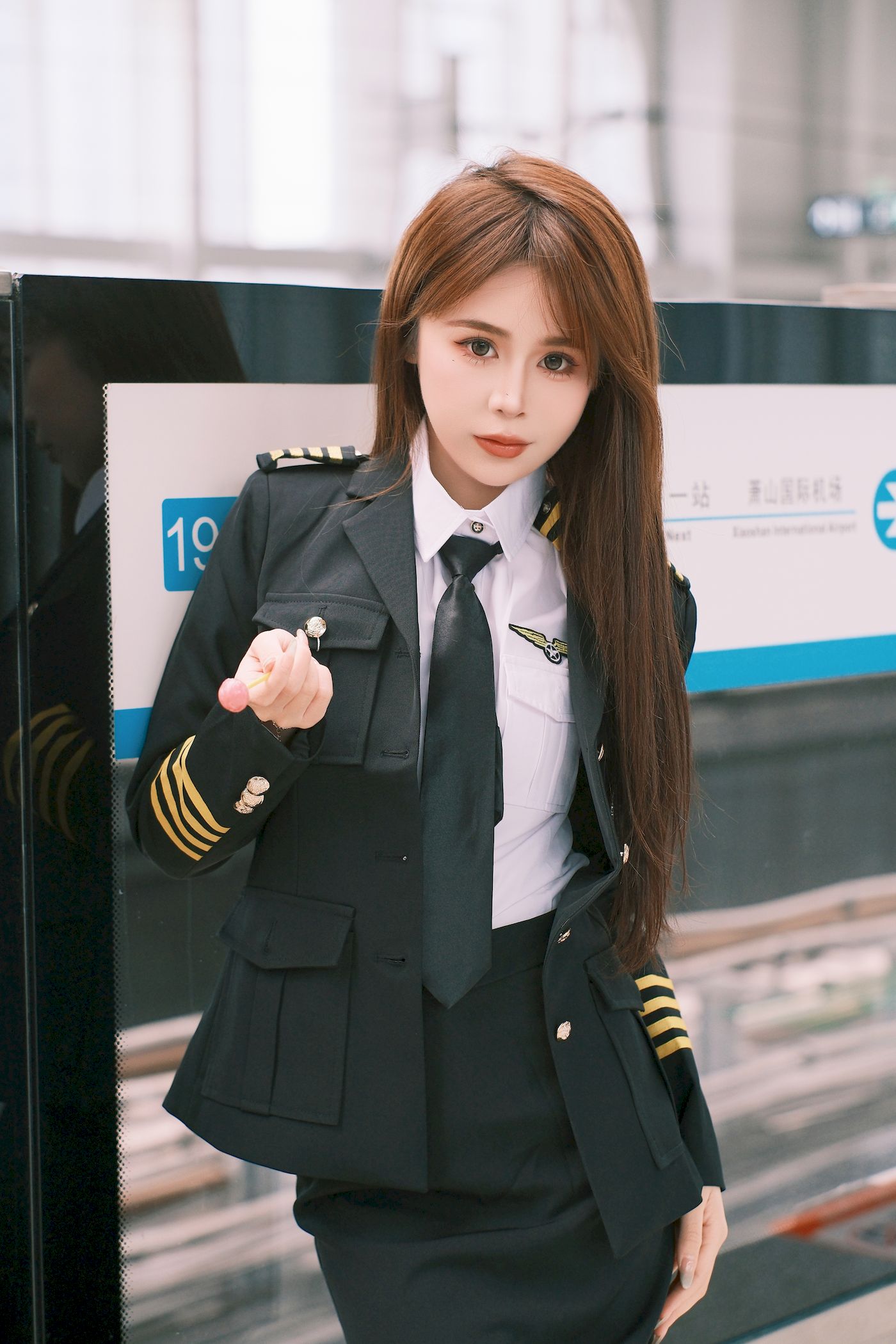 泡芙小方口含棒棒糖女警制服地铁站随拍