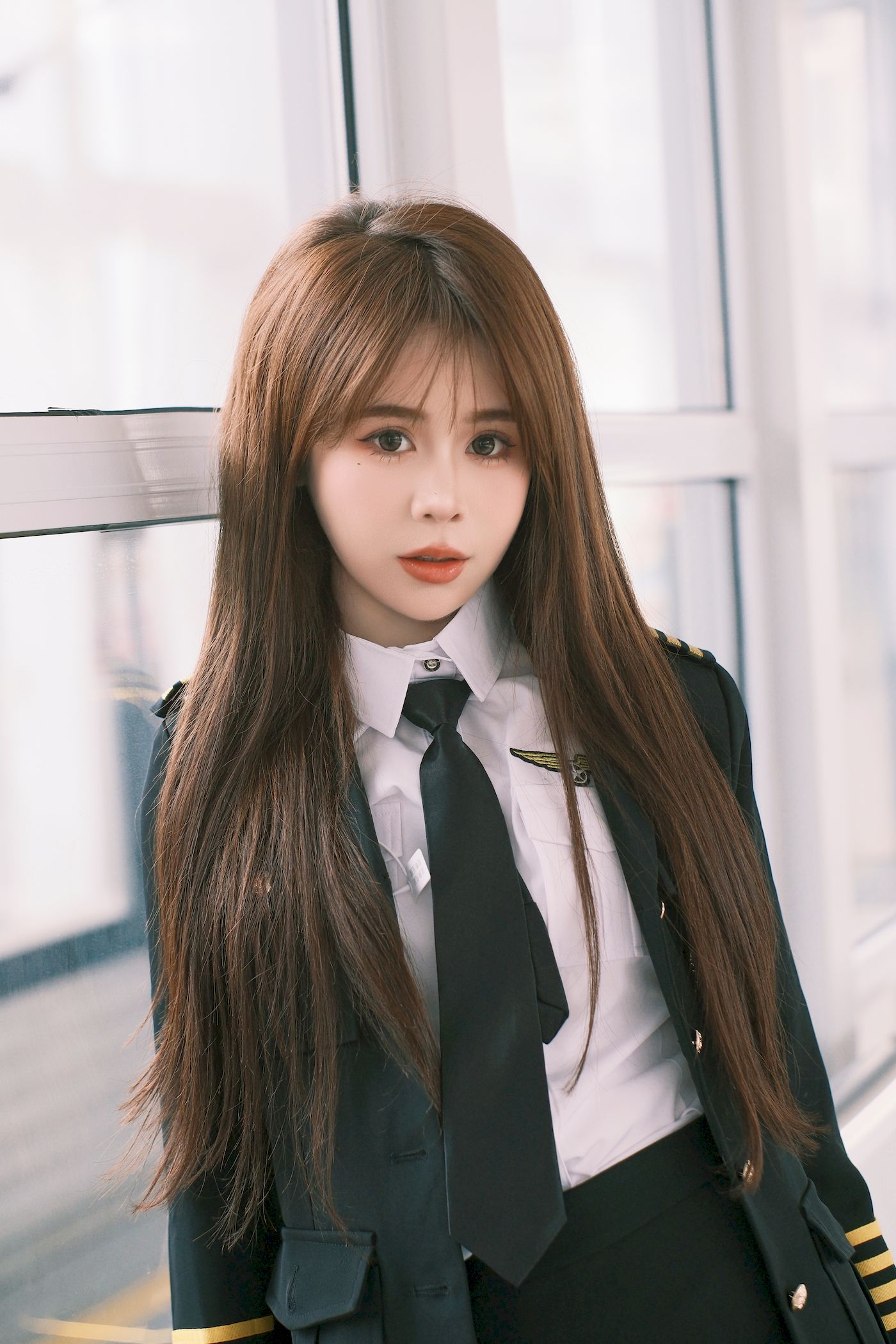 泡芙小方口含棒棒糖女警制服地铁站随拍