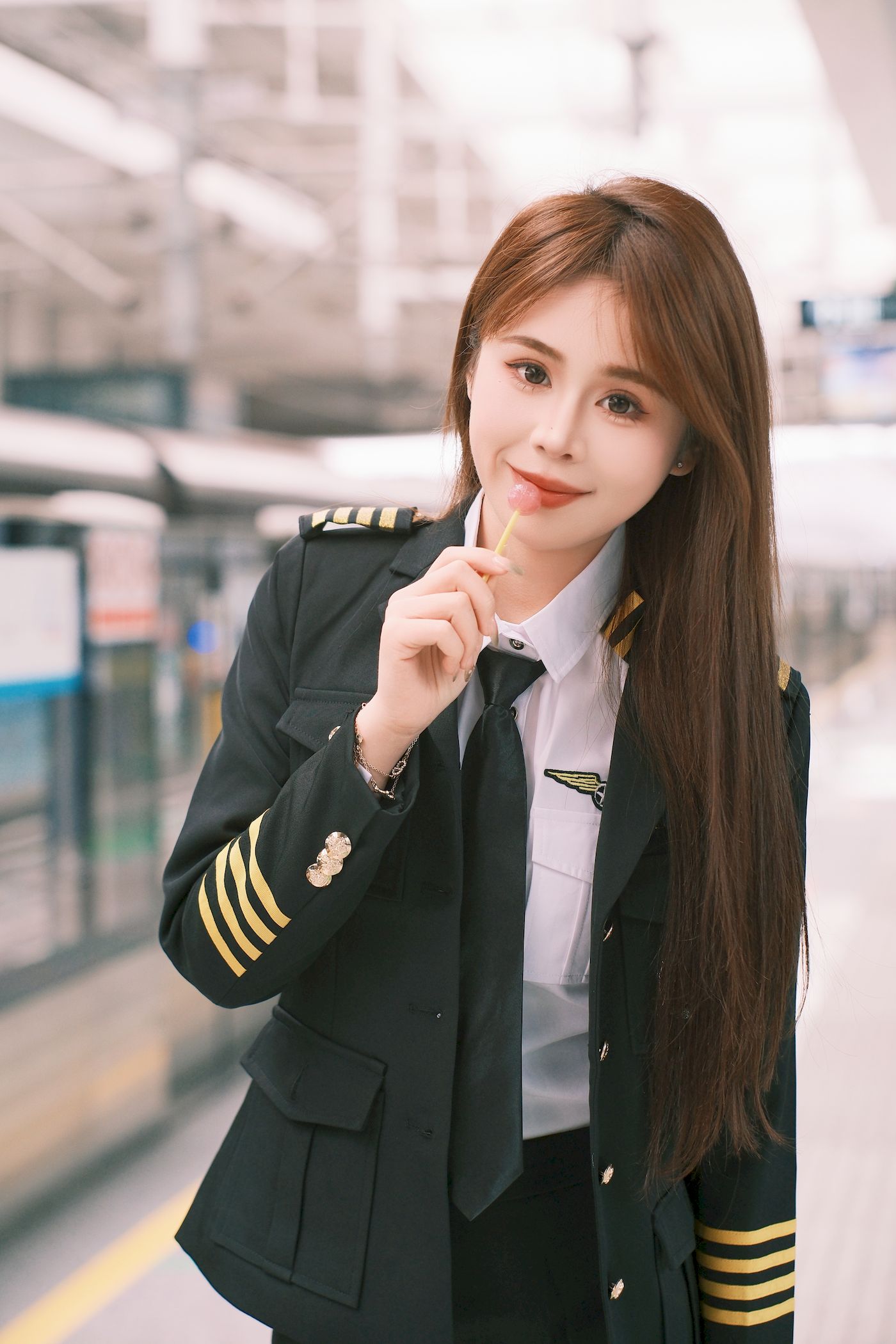 泡芙小方口含棒棒糖女警制服地铁站随拍