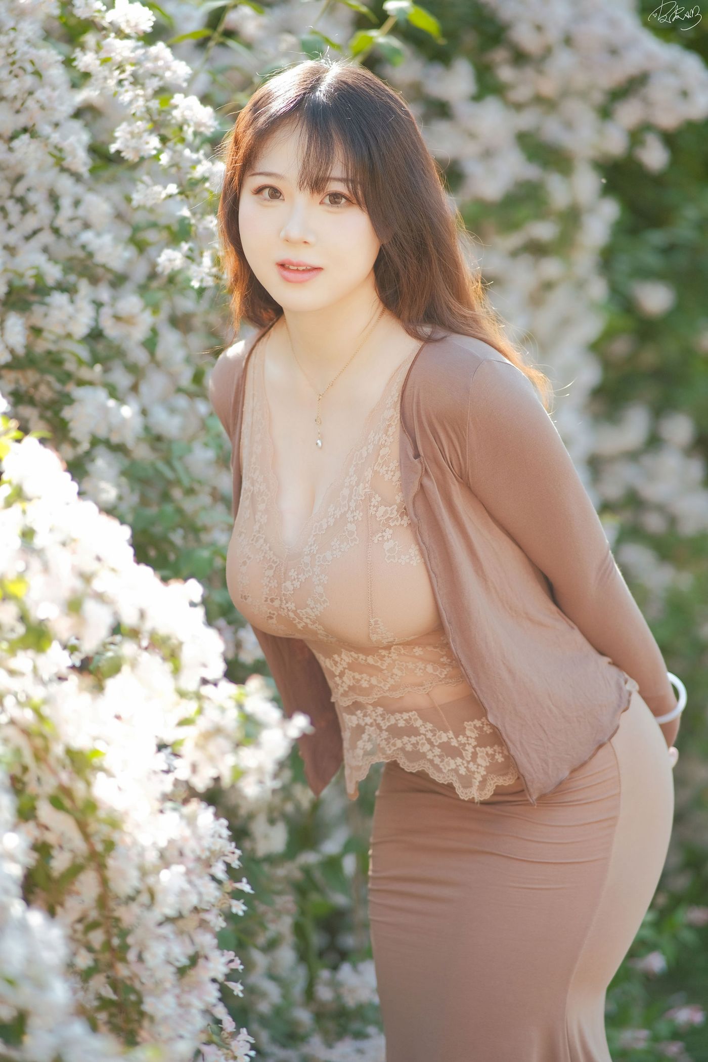 皮皮奶可可爱了啦公园长椅人妻户外写真