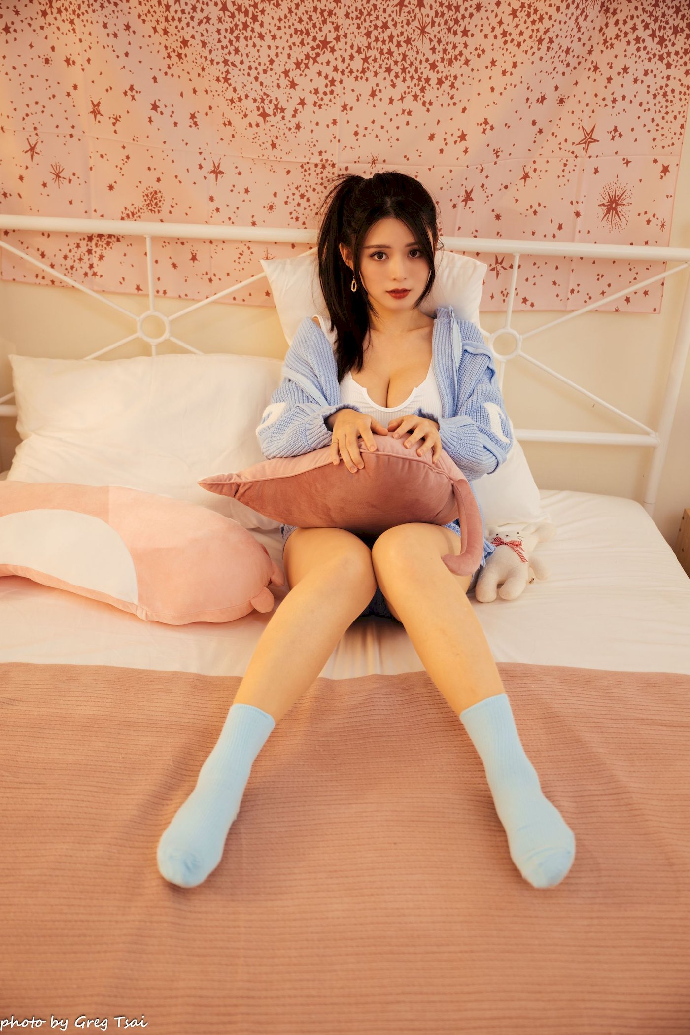 床上美女筱筱修长美腿毛衣外套居家性感写真