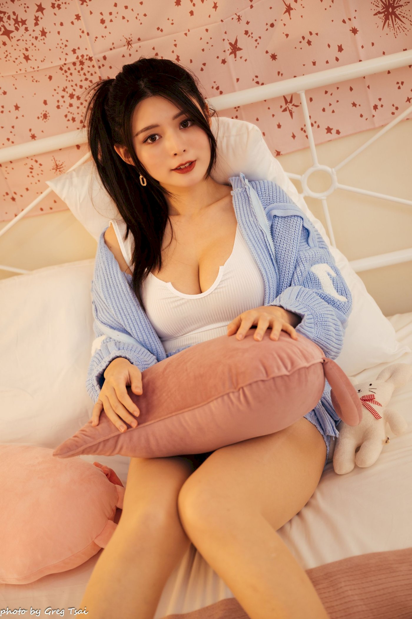 床上美女筱筱修长美腿毛衣外套居家性感写真