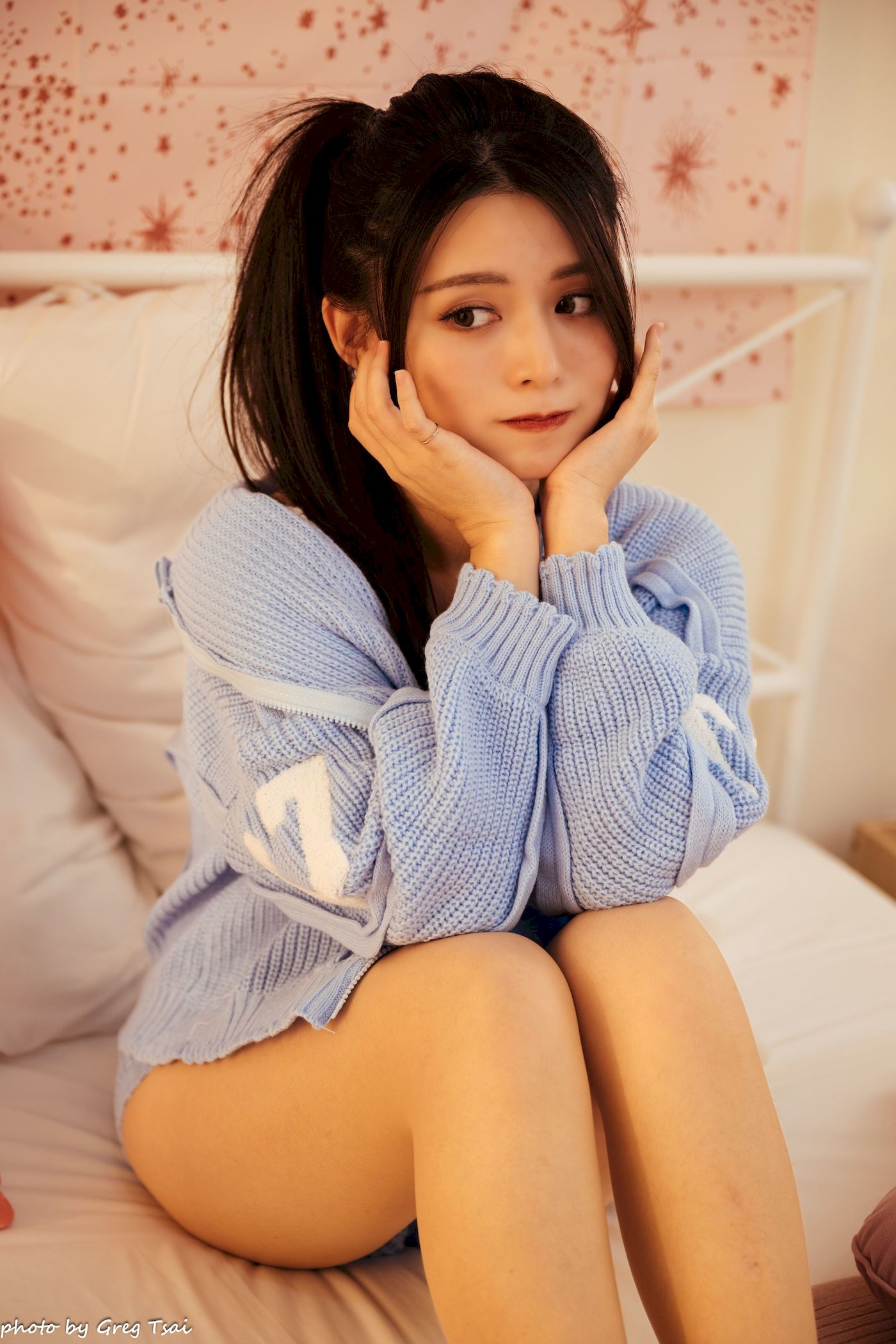 床上美女筱筱修长美腿毛衣外套居家性感写真