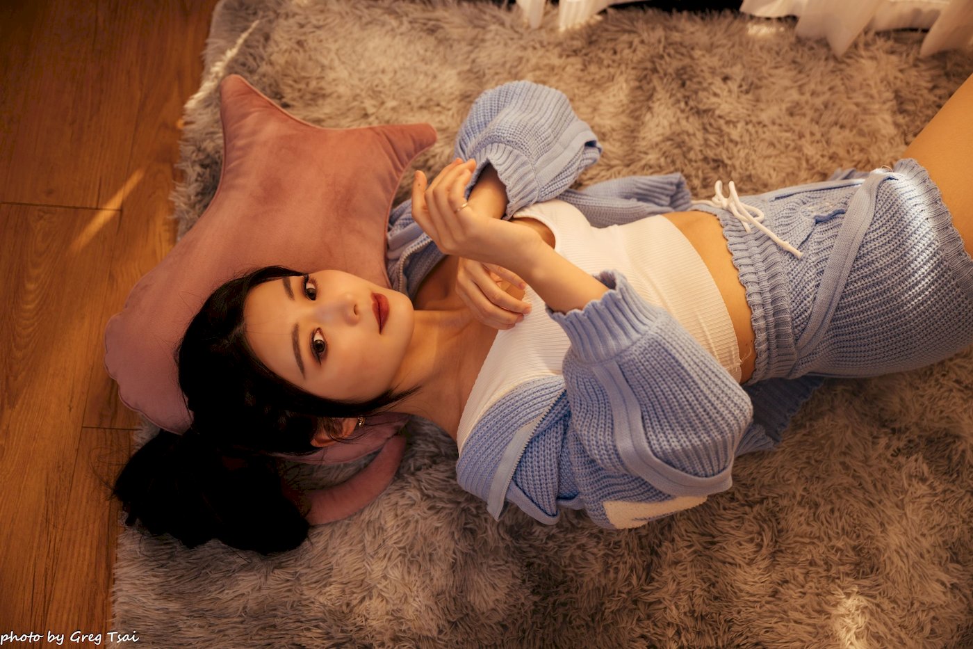 床上美女筱筱修长美腿毛衣外套居家性感写真