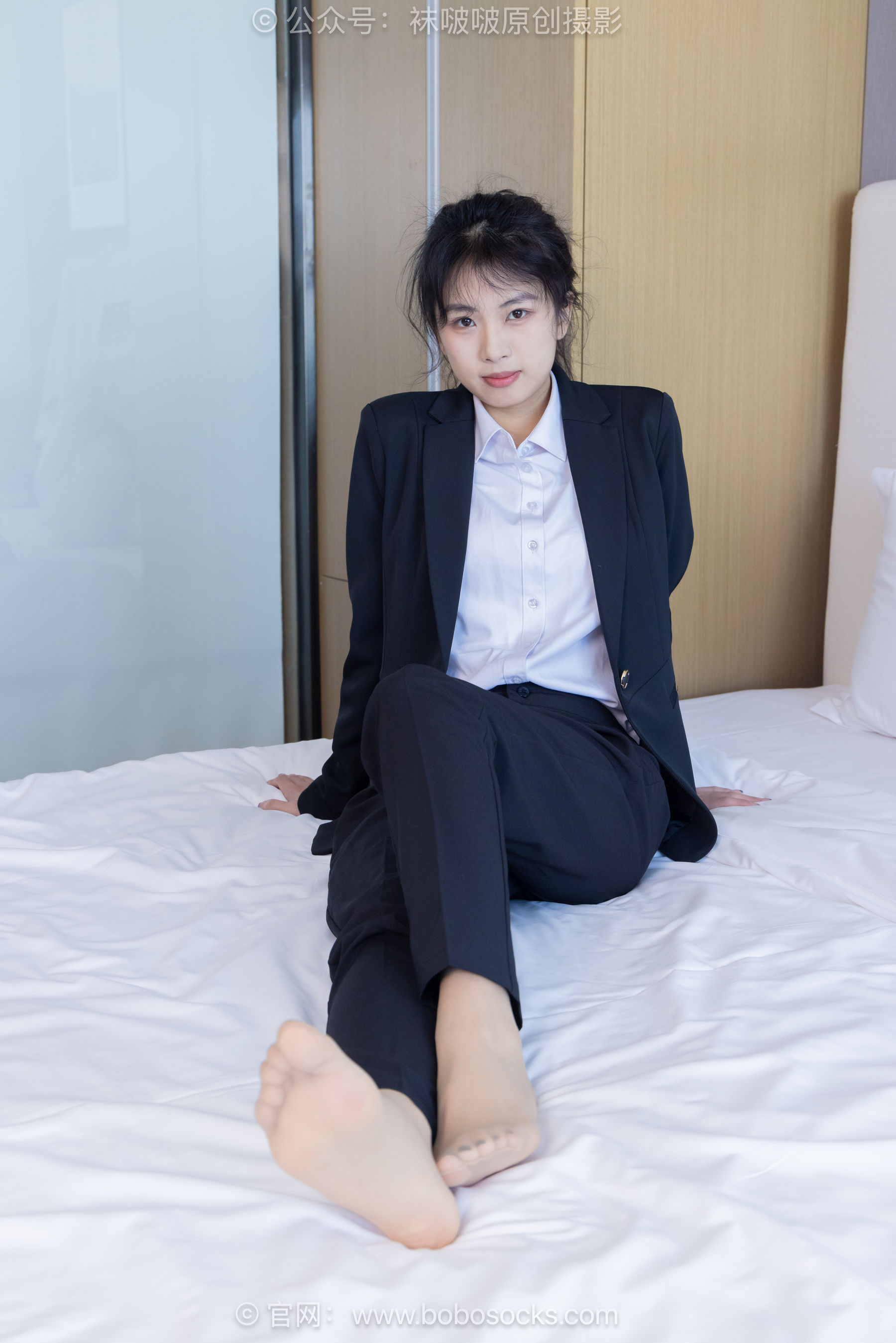 袜啵啵模特奶油白领OL制服裤里丝写真