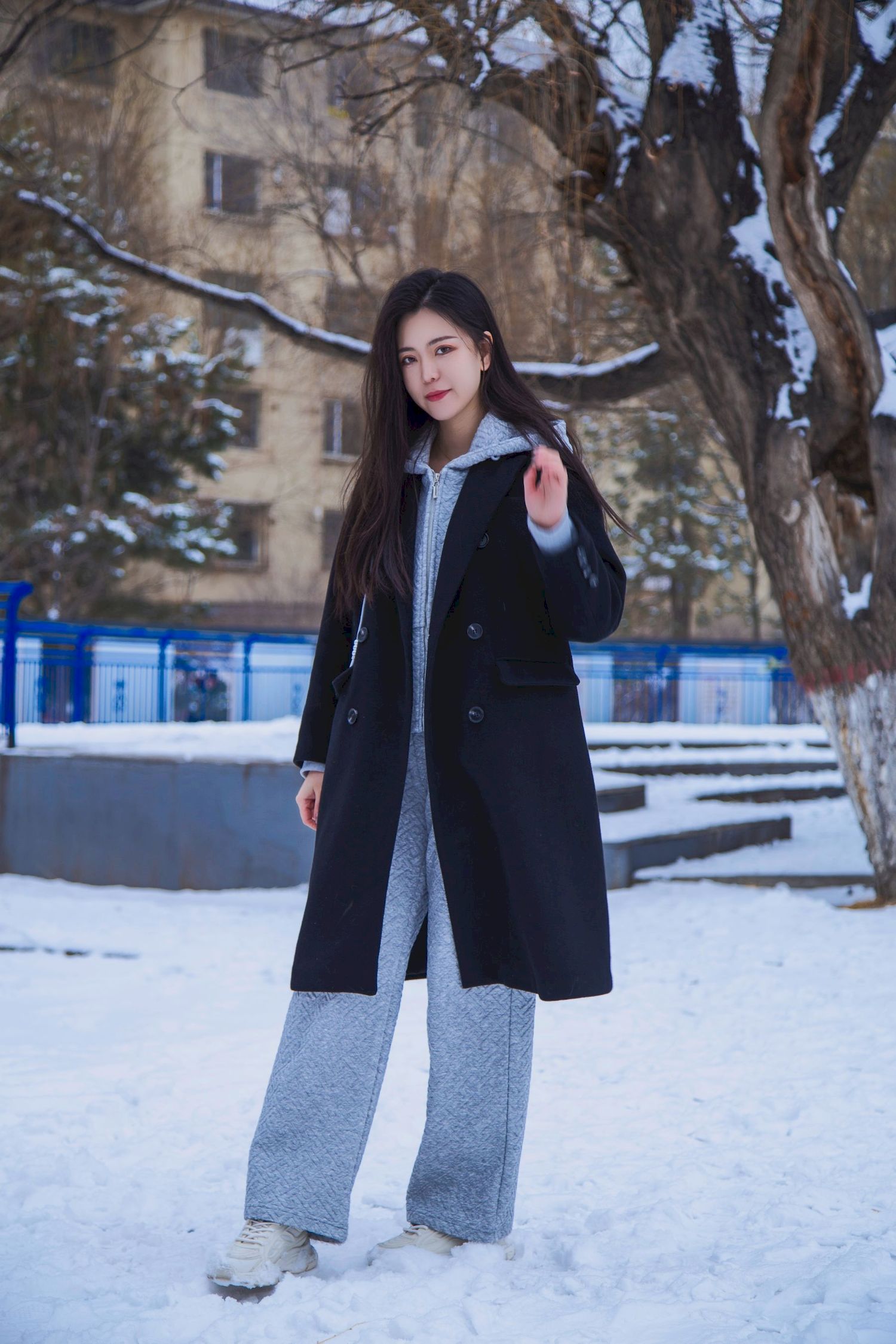 长发美女天寒地冻踏雪无痕雪景主题写真