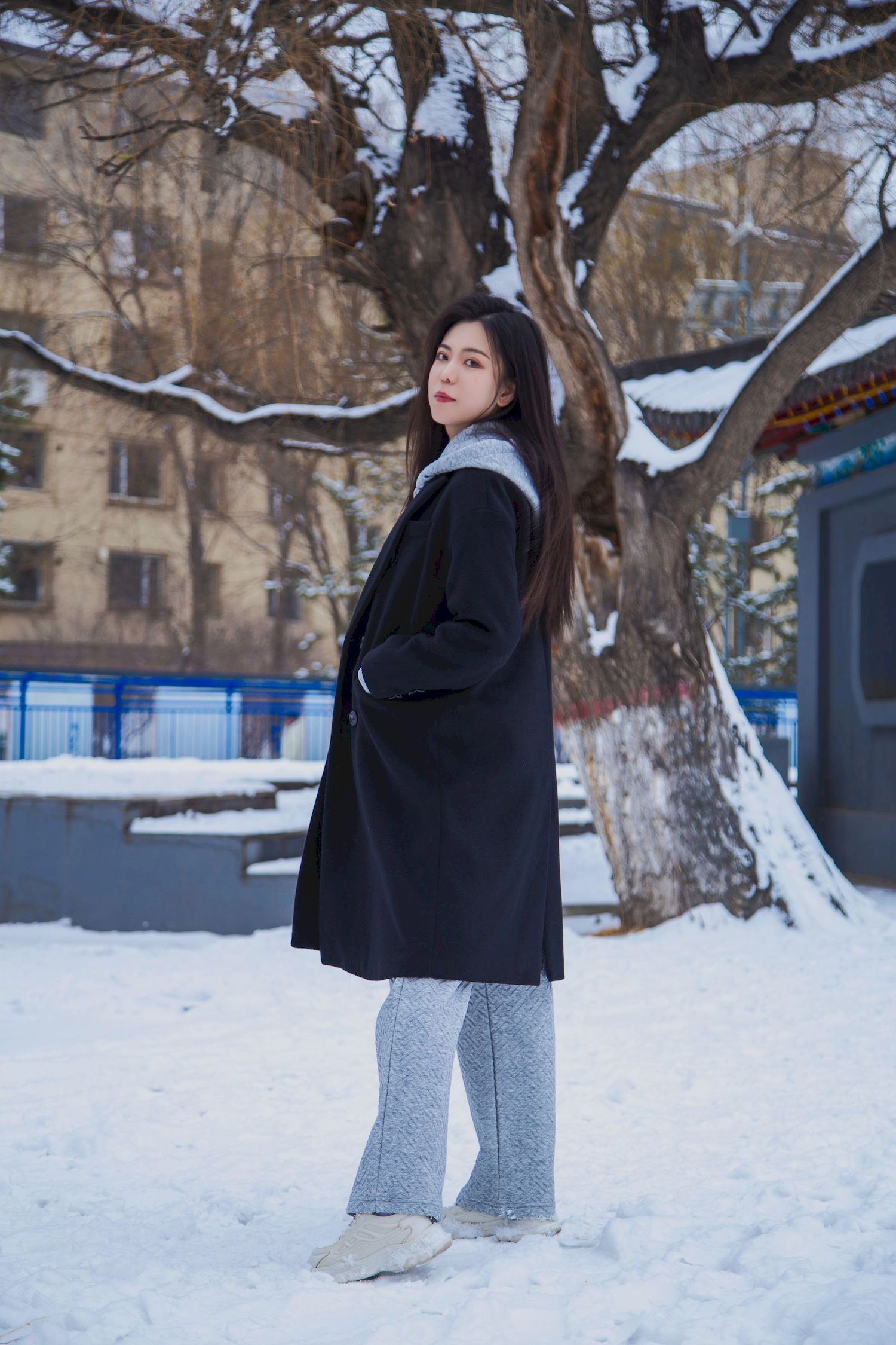 长发美女天寒地冻踏雪无痕雪景主题写真