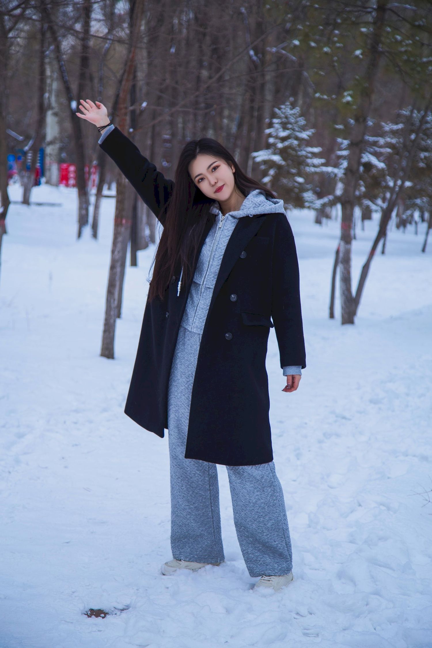 长发美女天寒地冻踏雪无痕雪景主题写真