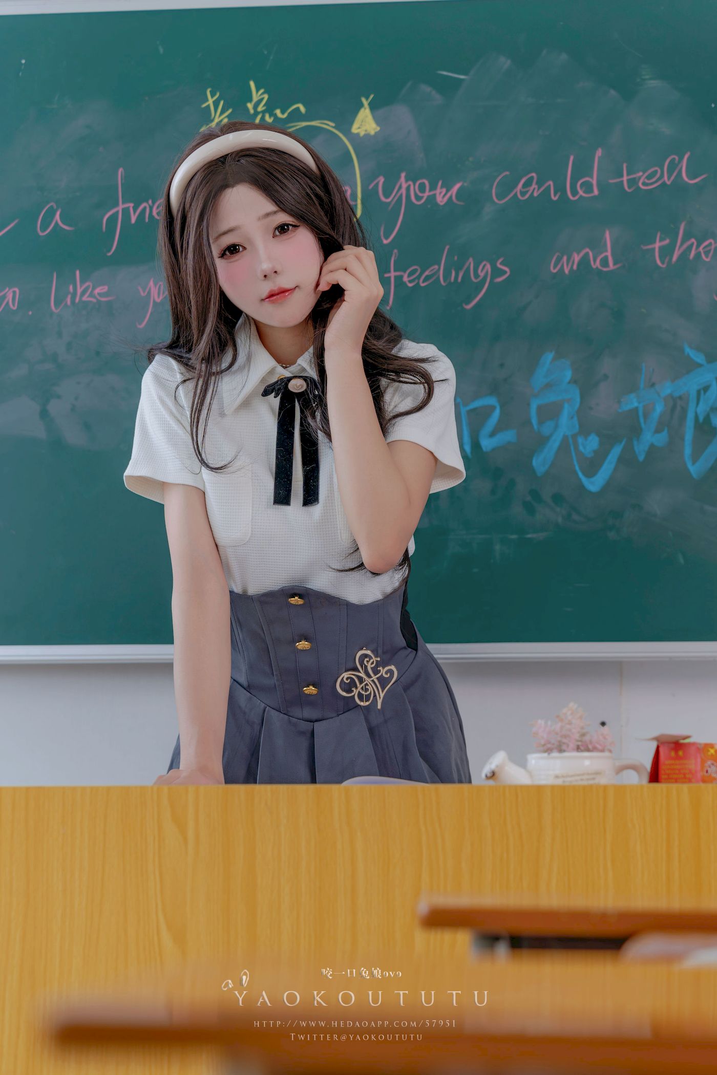 咬一口兔娘实习老师的欢迎仪式主题写真