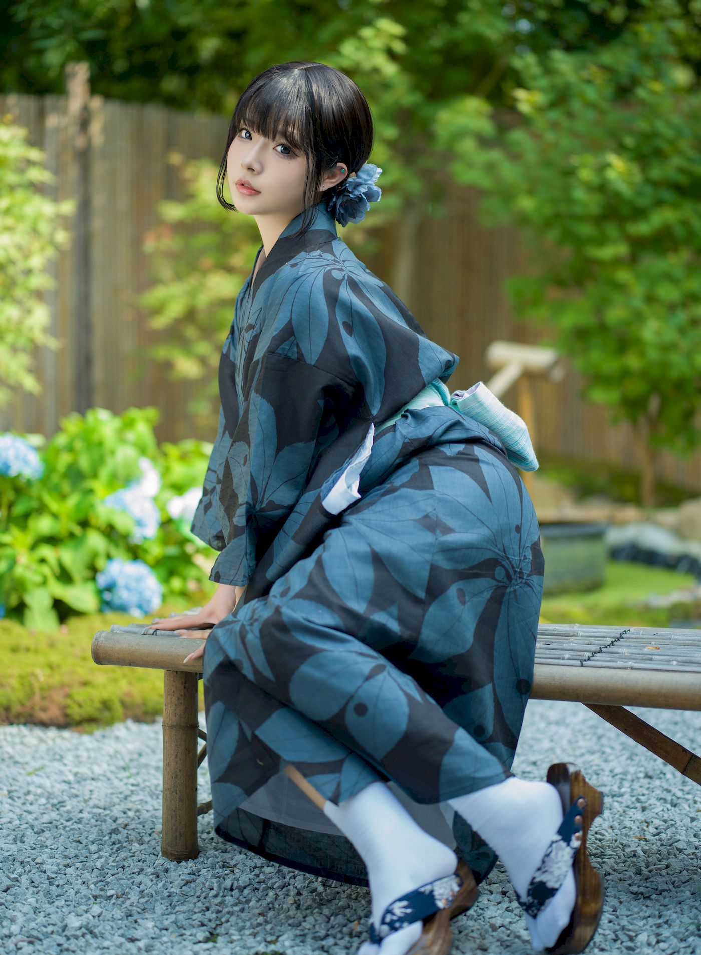 yuuhui玉汇深色和服庭院里的宠儿主题写真