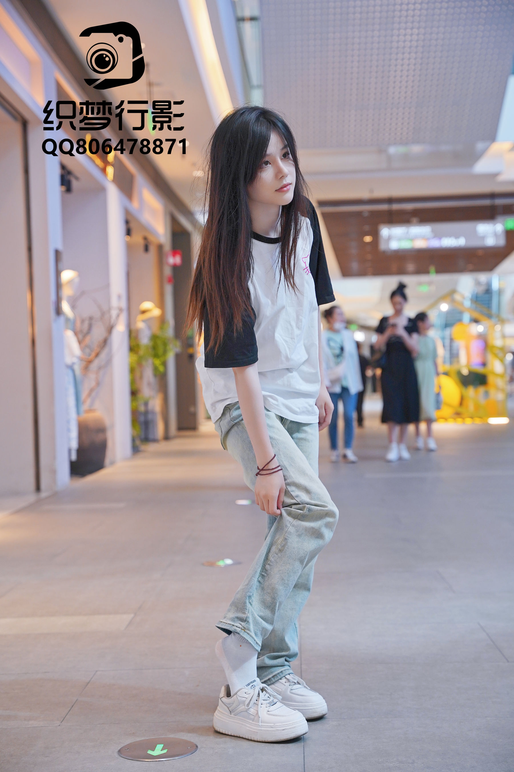 长发美女白色上衣牛仔裤清纯写真