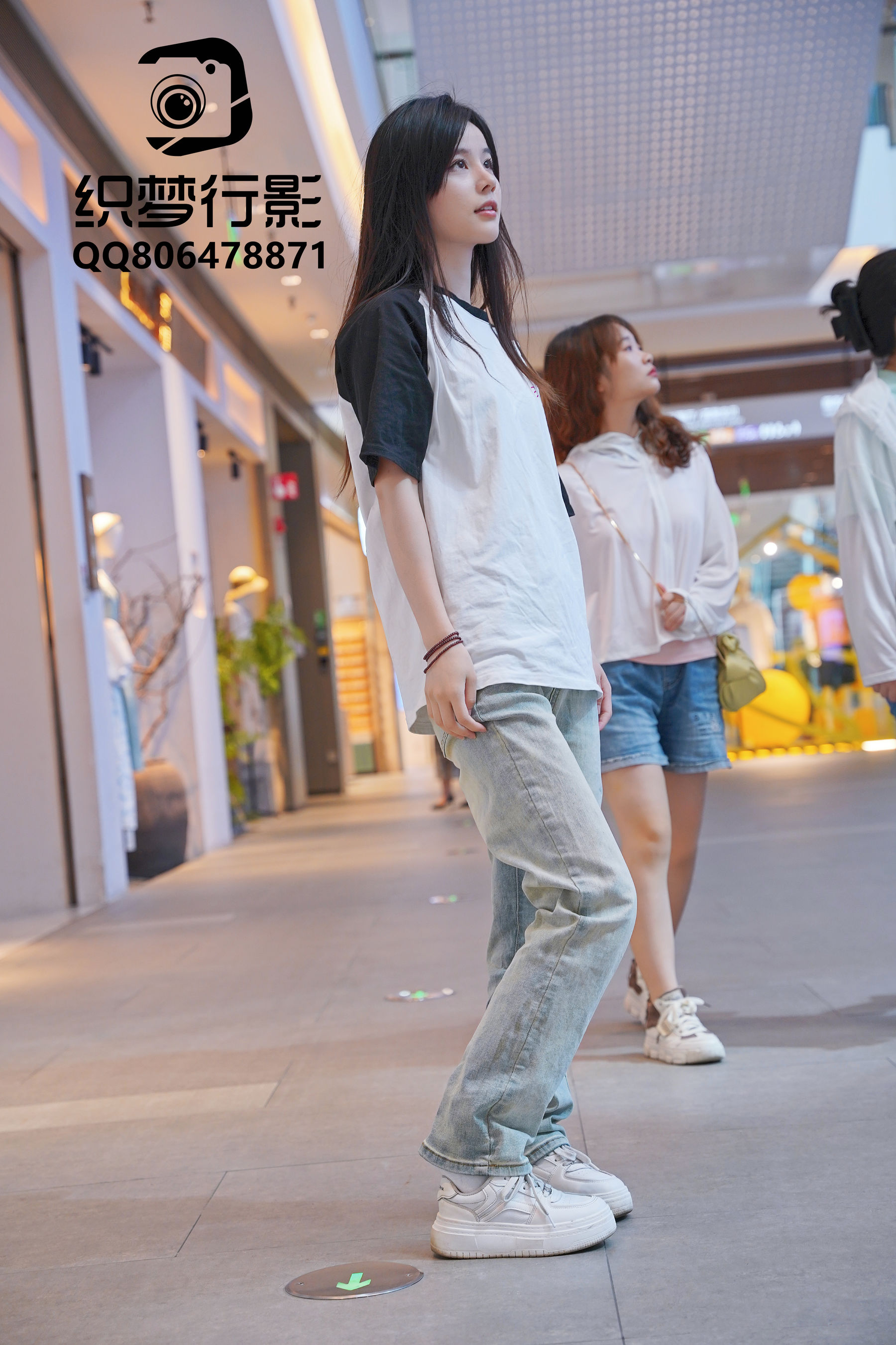 长发美女白色上衣牛仔裤清纯写真