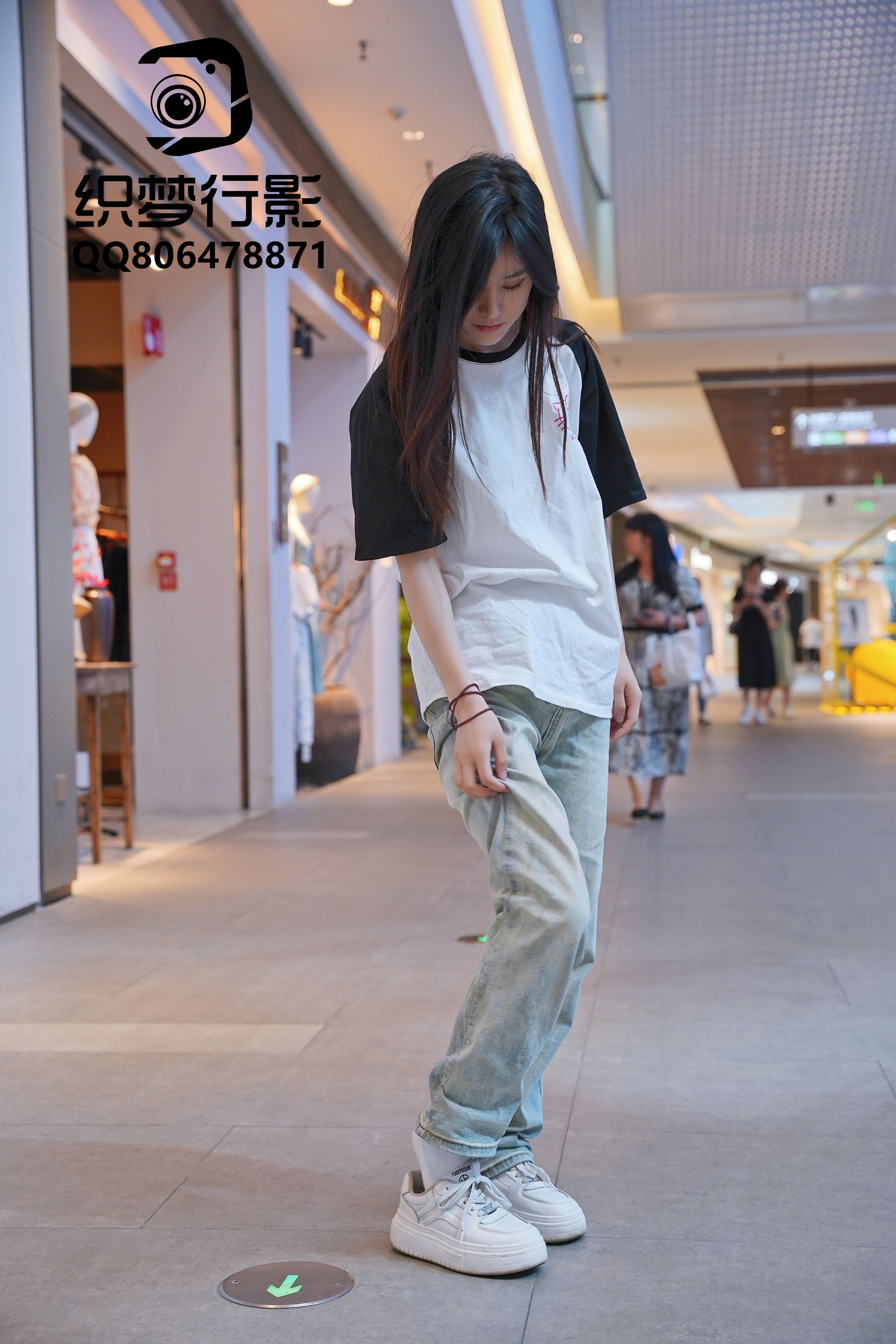 长发美女白色上衣牛仔裤清纯写真