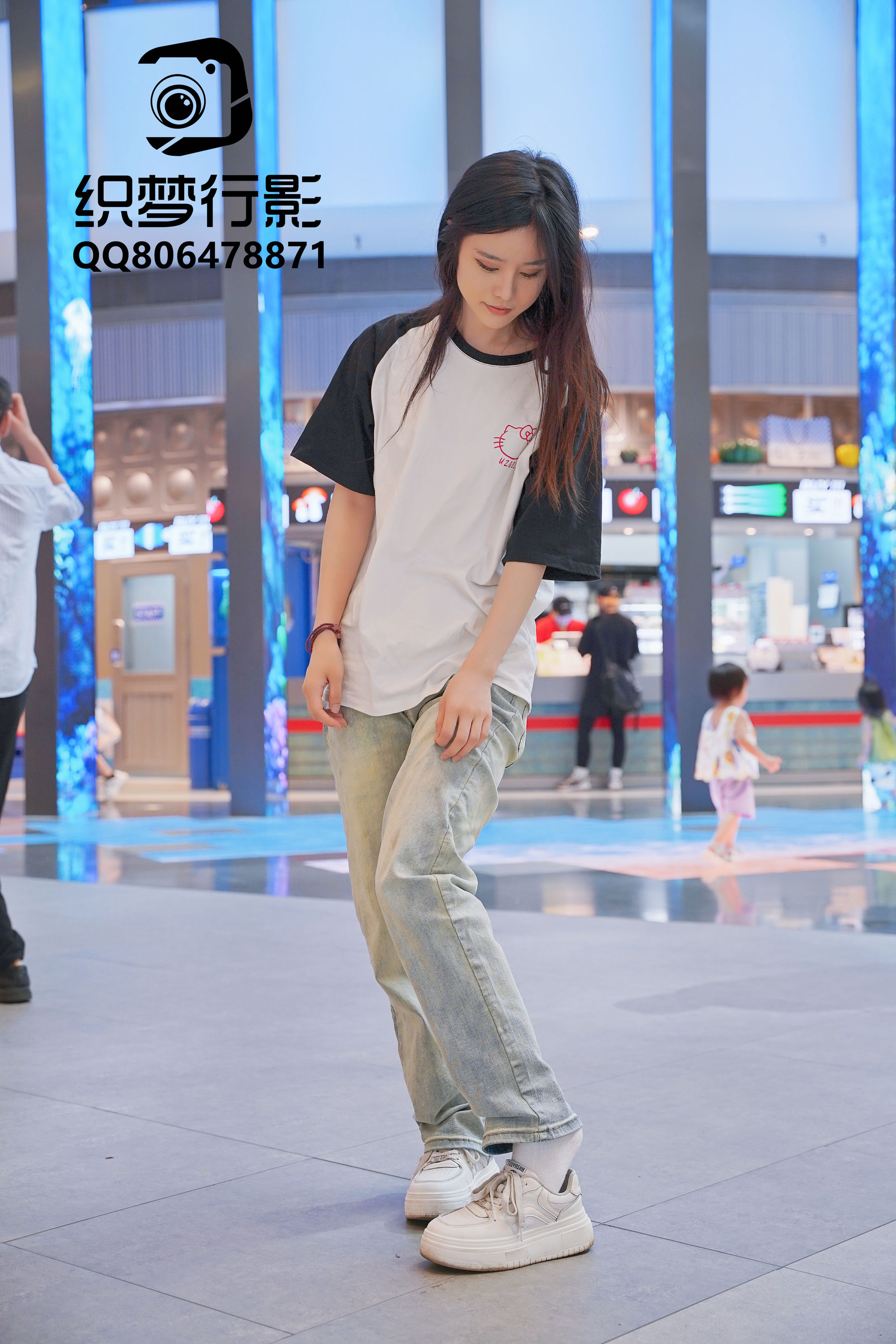 长发美女白色上衣牛仔裤清纯写真