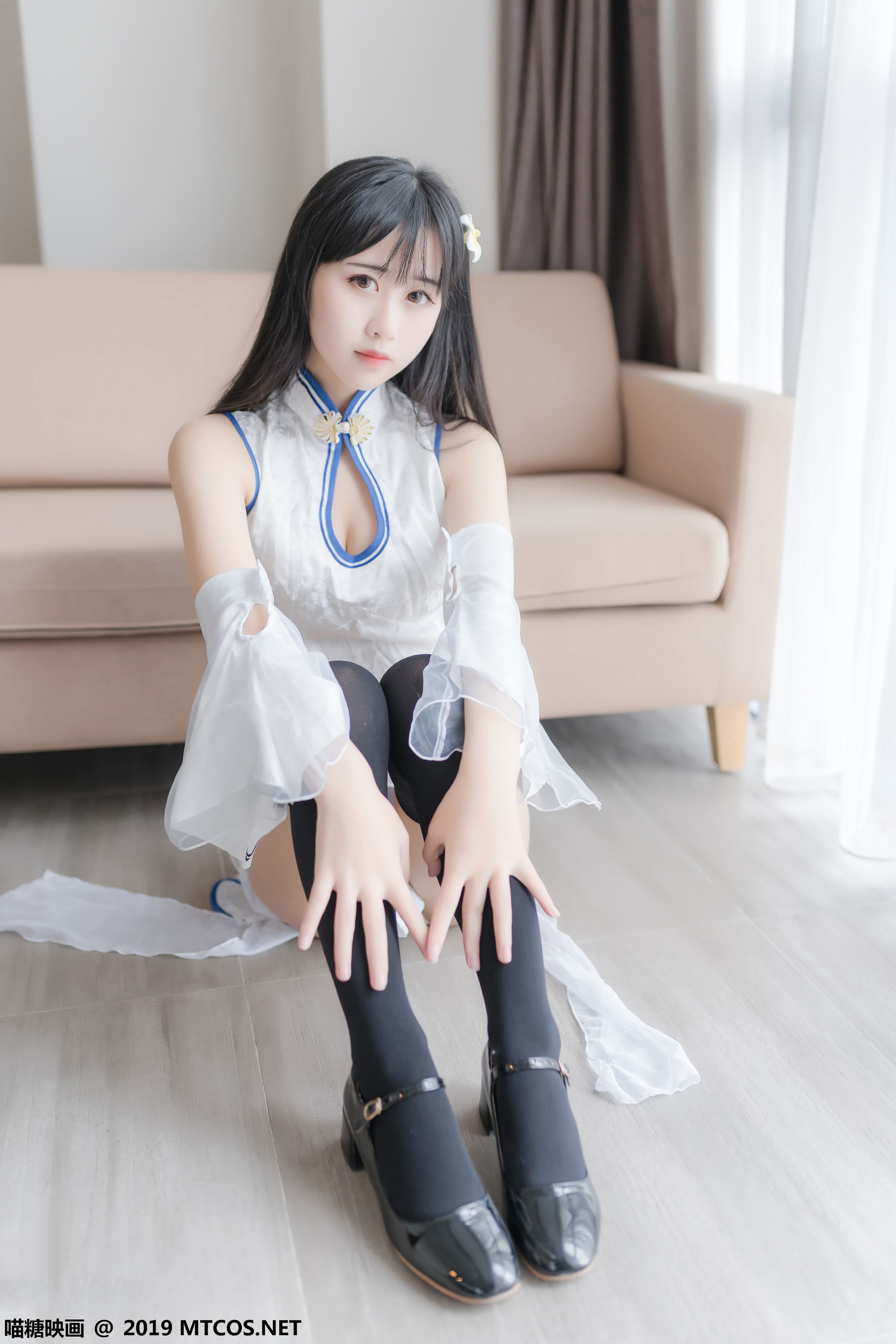 不呆猫青花瓷旗袍搭配黑色半截袜写真