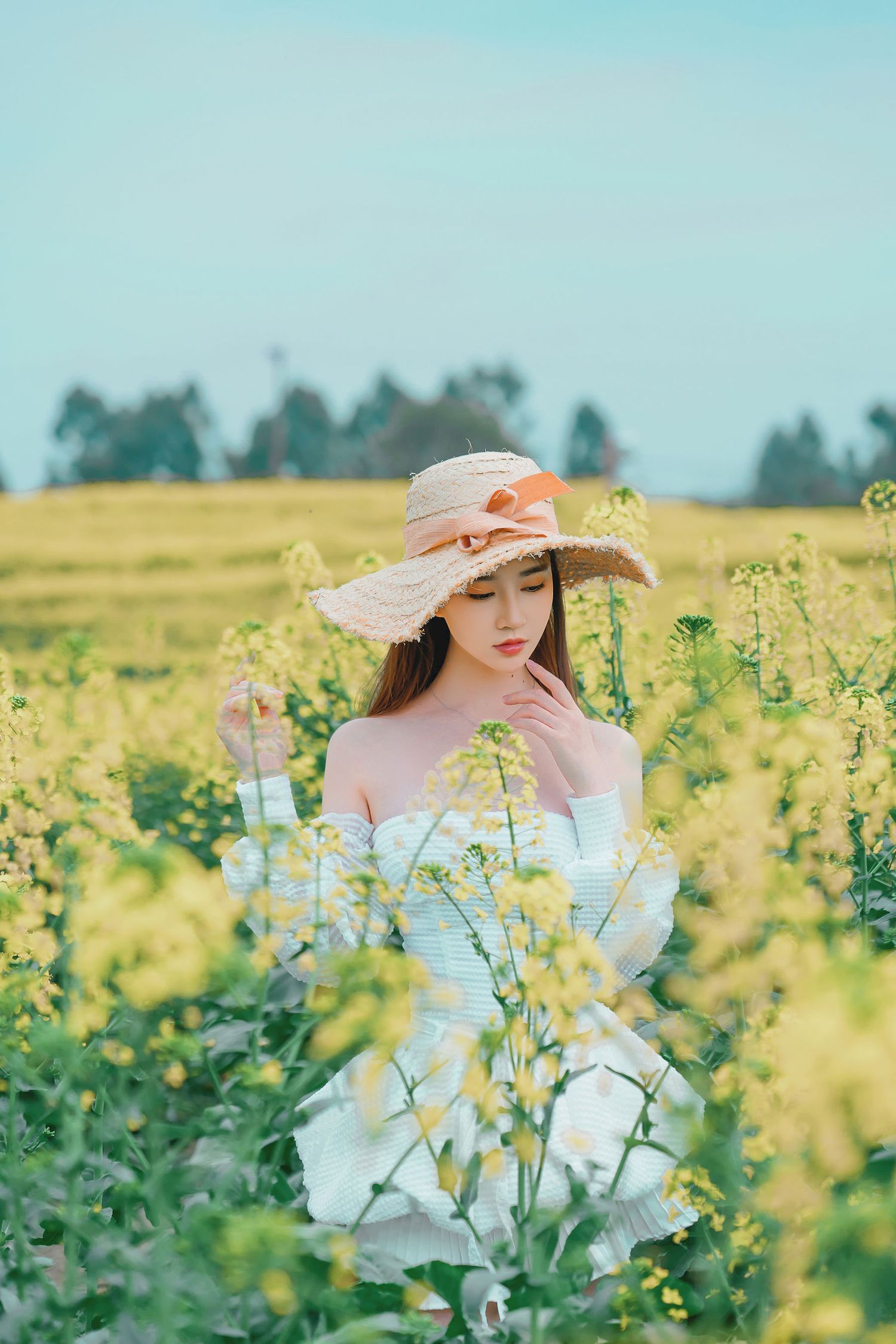 Nnian露肩白裙+戴着草帽户外写真