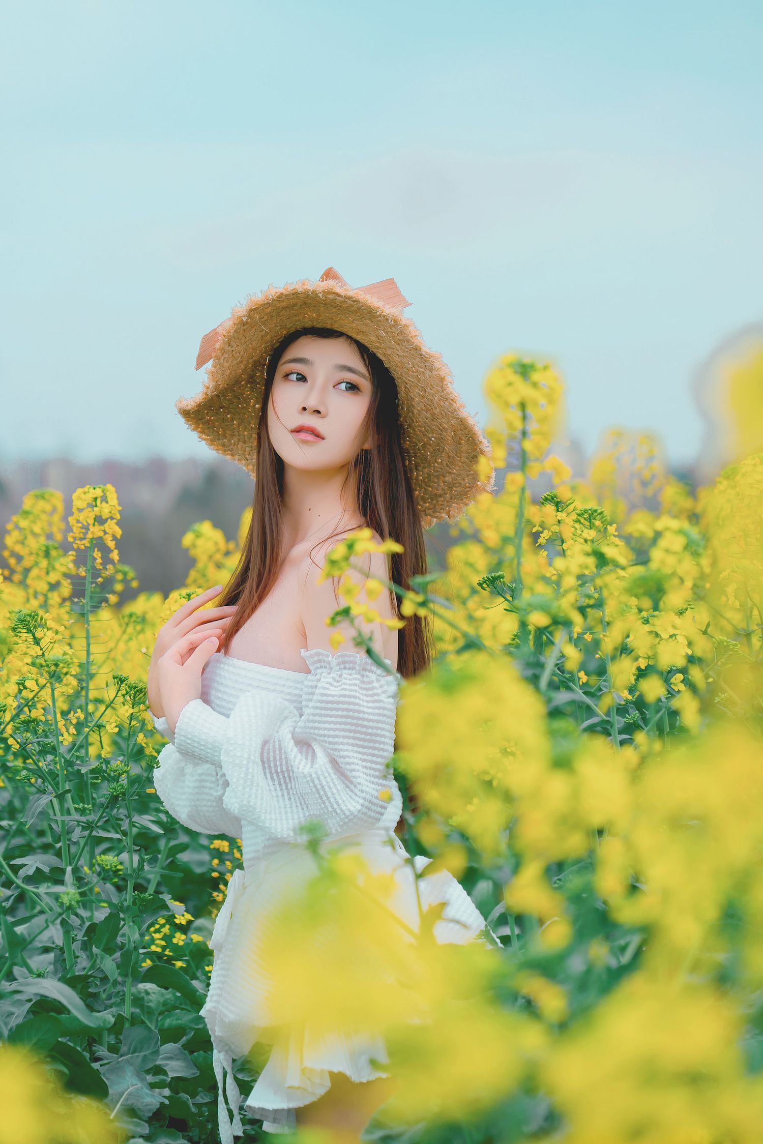 Nnian露肩白裙+戴着草帽户外写真
