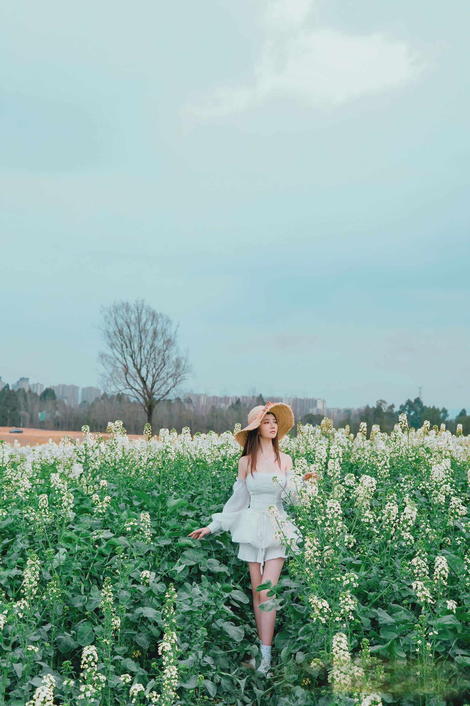 Nnian露肩白裙+戴着草帽户外写真