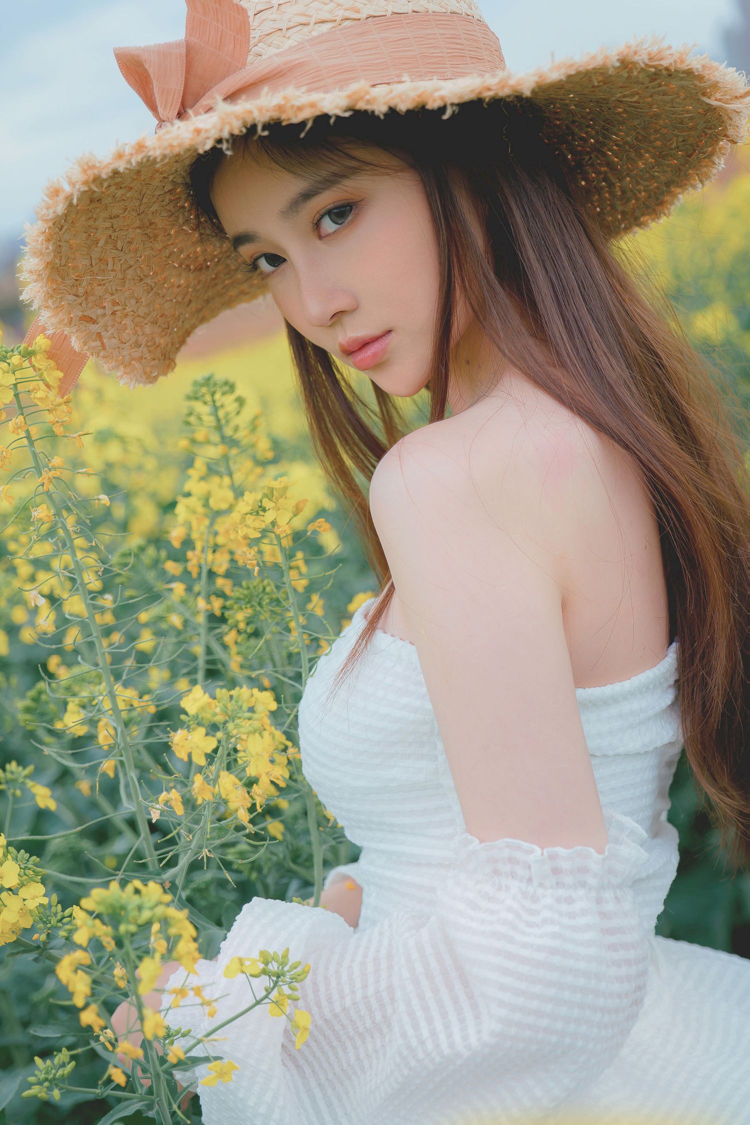 Nnian露肩白裙+戴着草帽户外写真