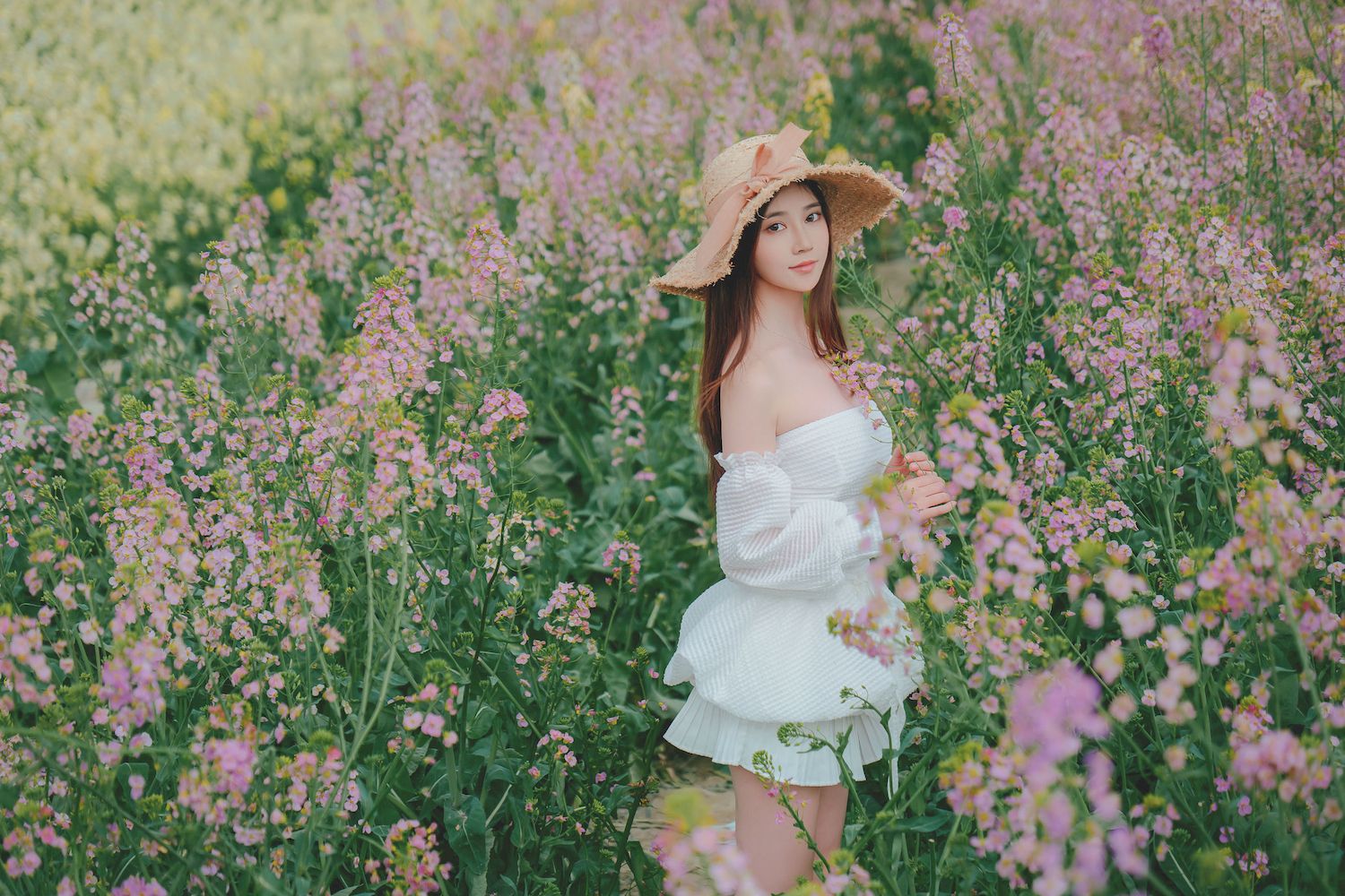 Nnian露肩白裙+戴着草帽户外写真