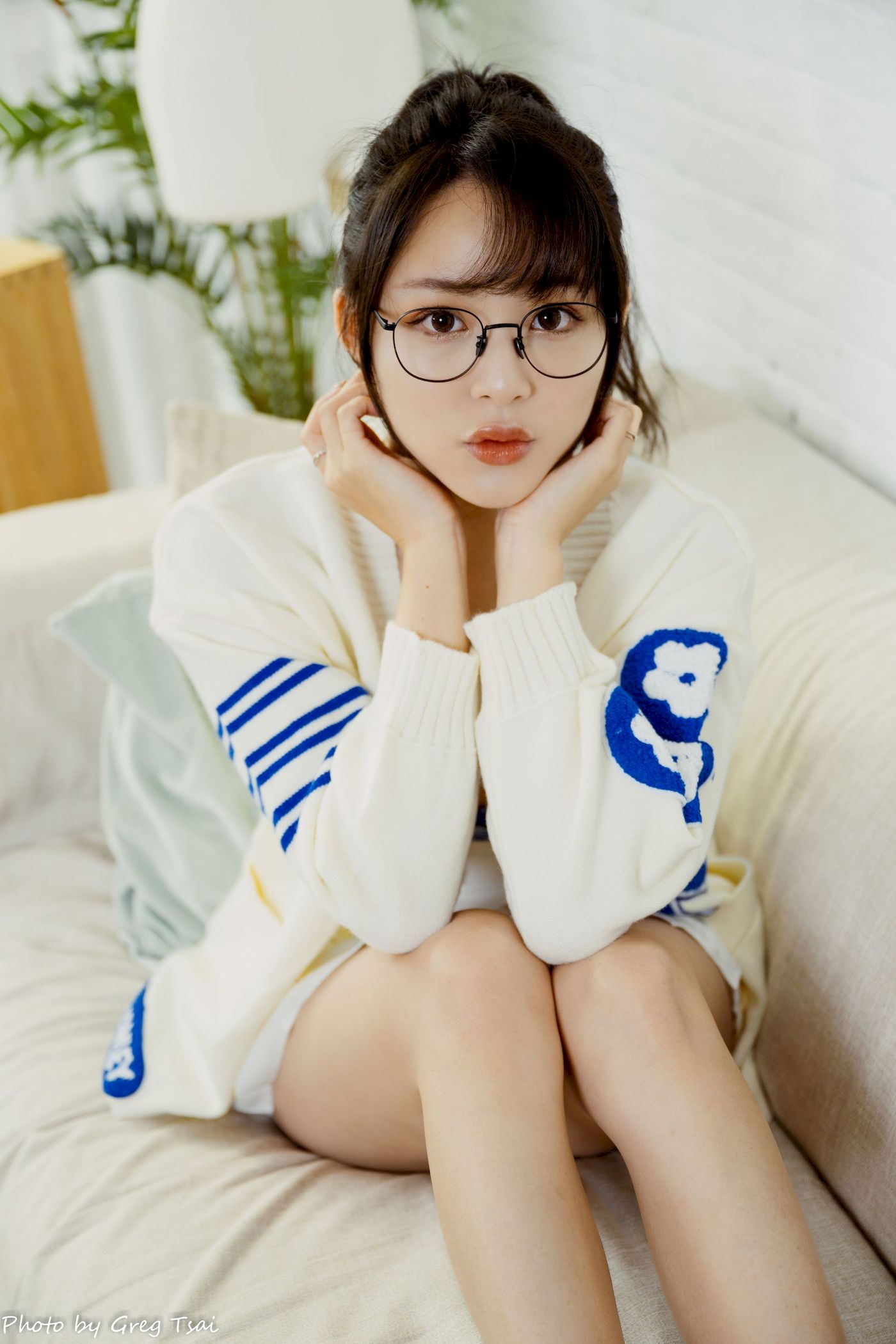 Ashley素色毛衣搭配白色百褶裙居家写真