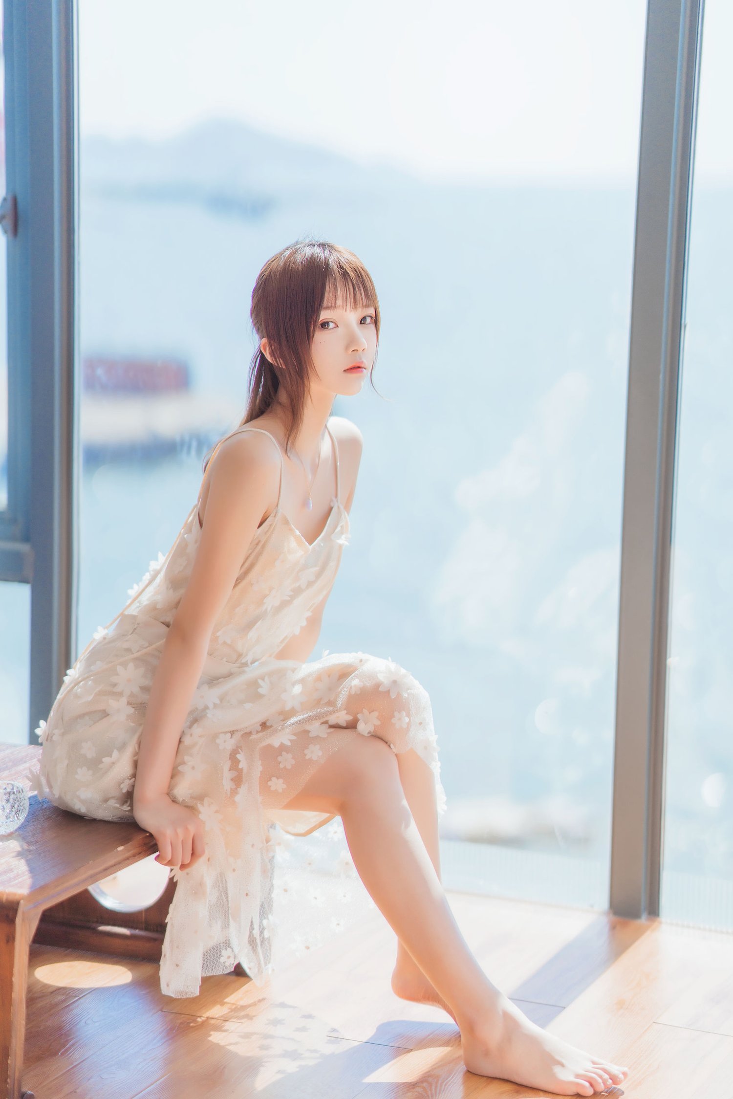 网络红人桜桃喵白色吊带长裙阳光系列户外写真-御萝部落