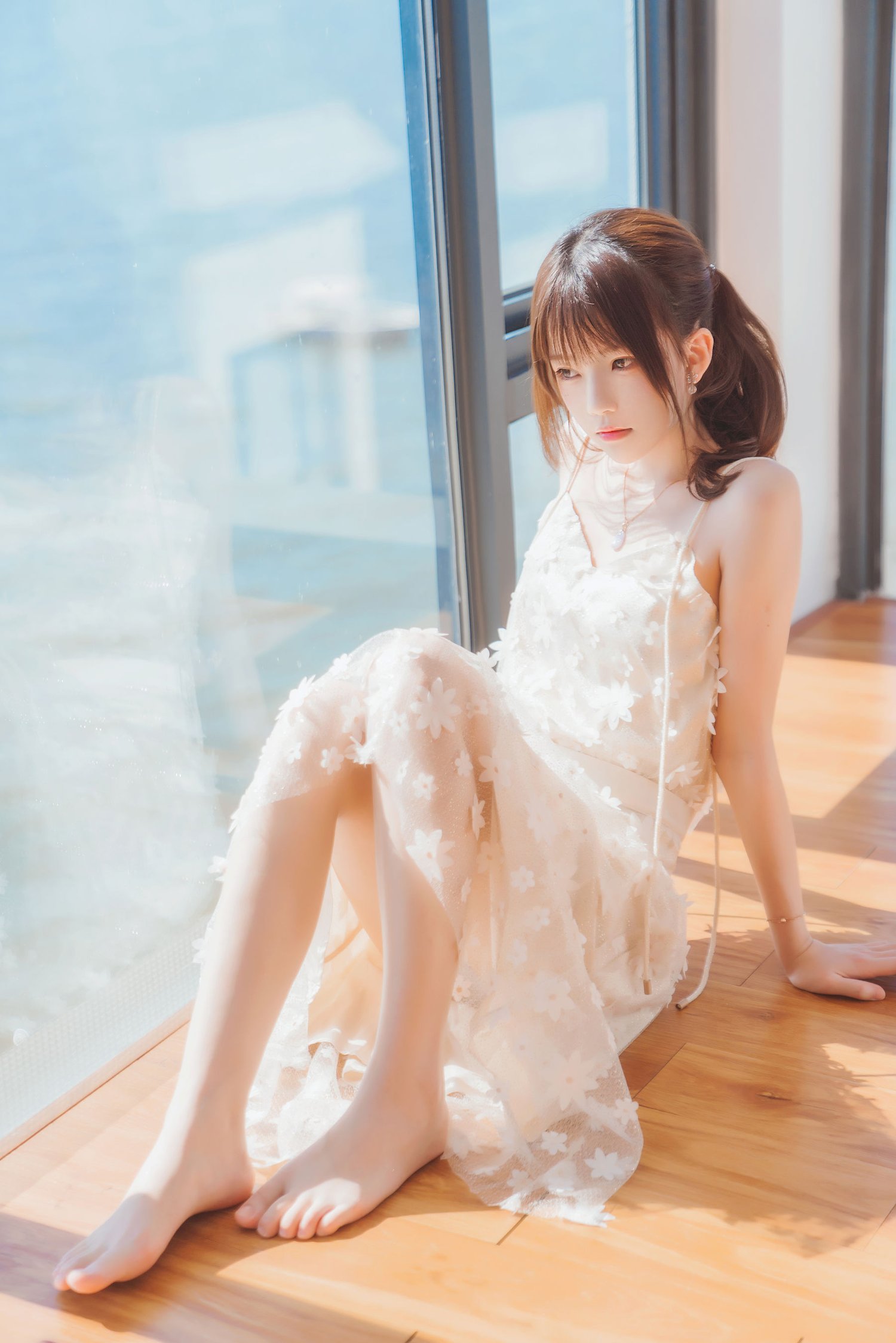 桜桃喵白色吊带长裙阳光系列户外写真