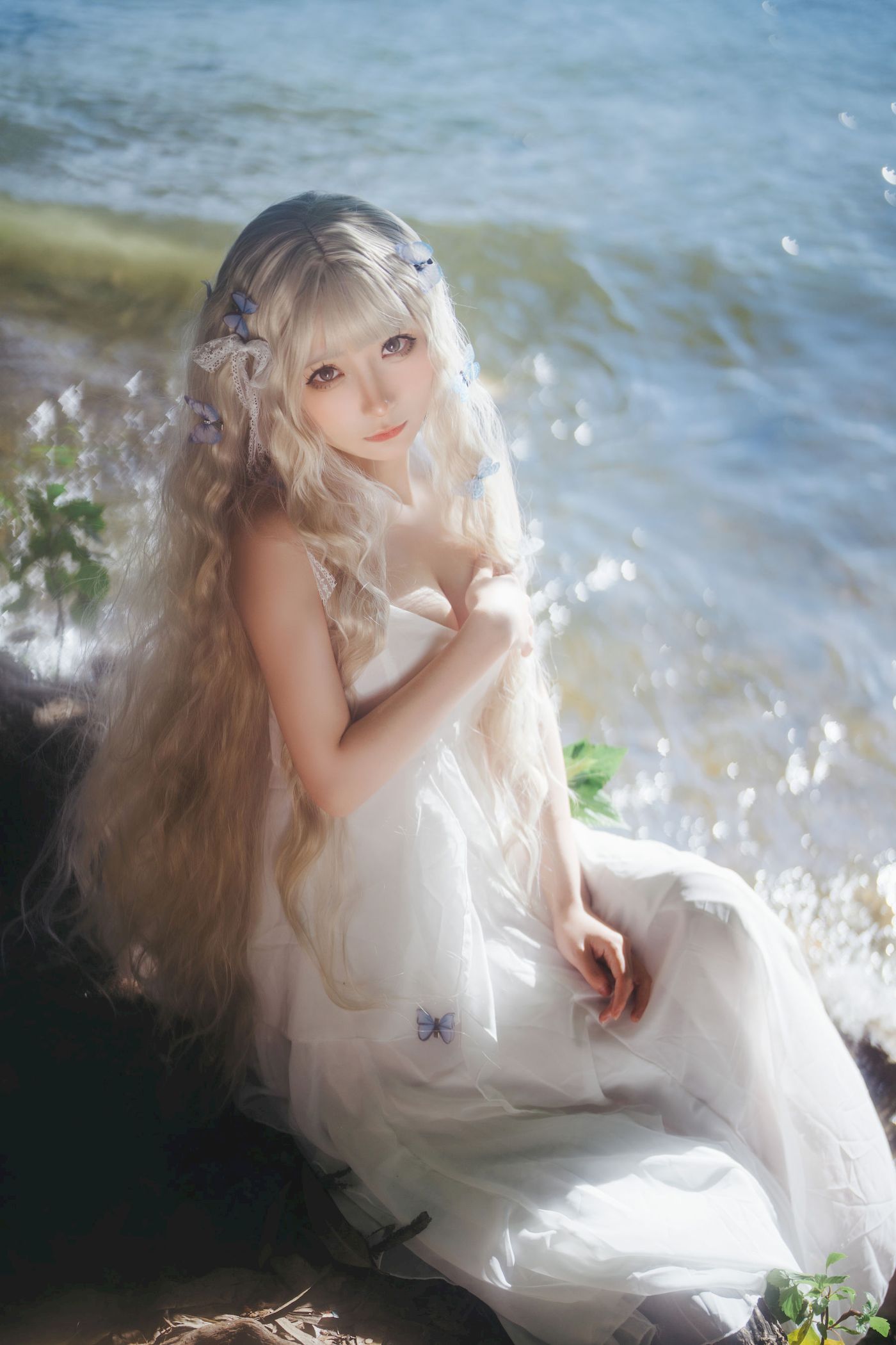 湖边白裙美女是三不是世w恬静温柔勾魂模样写真-御萝部落