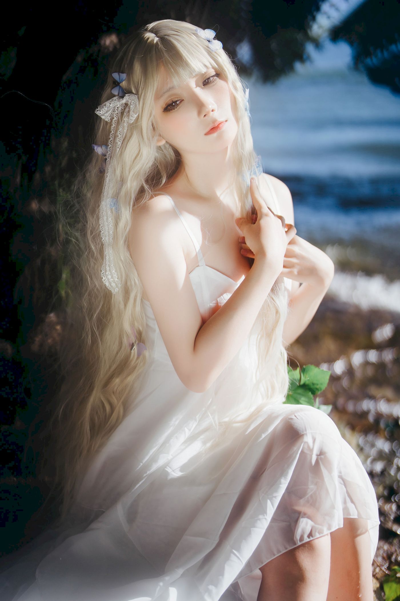 白裙美女是三不是世w