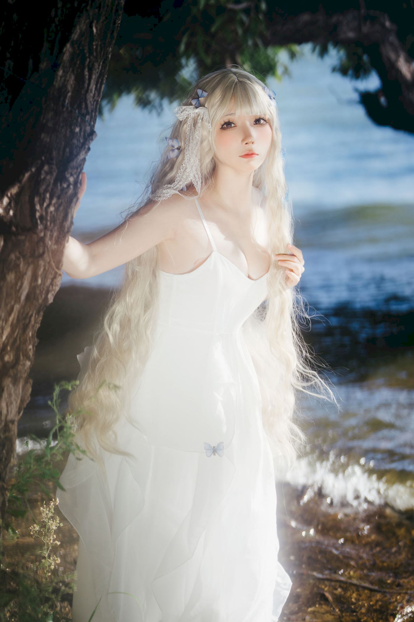 白裙美女是三不是世w