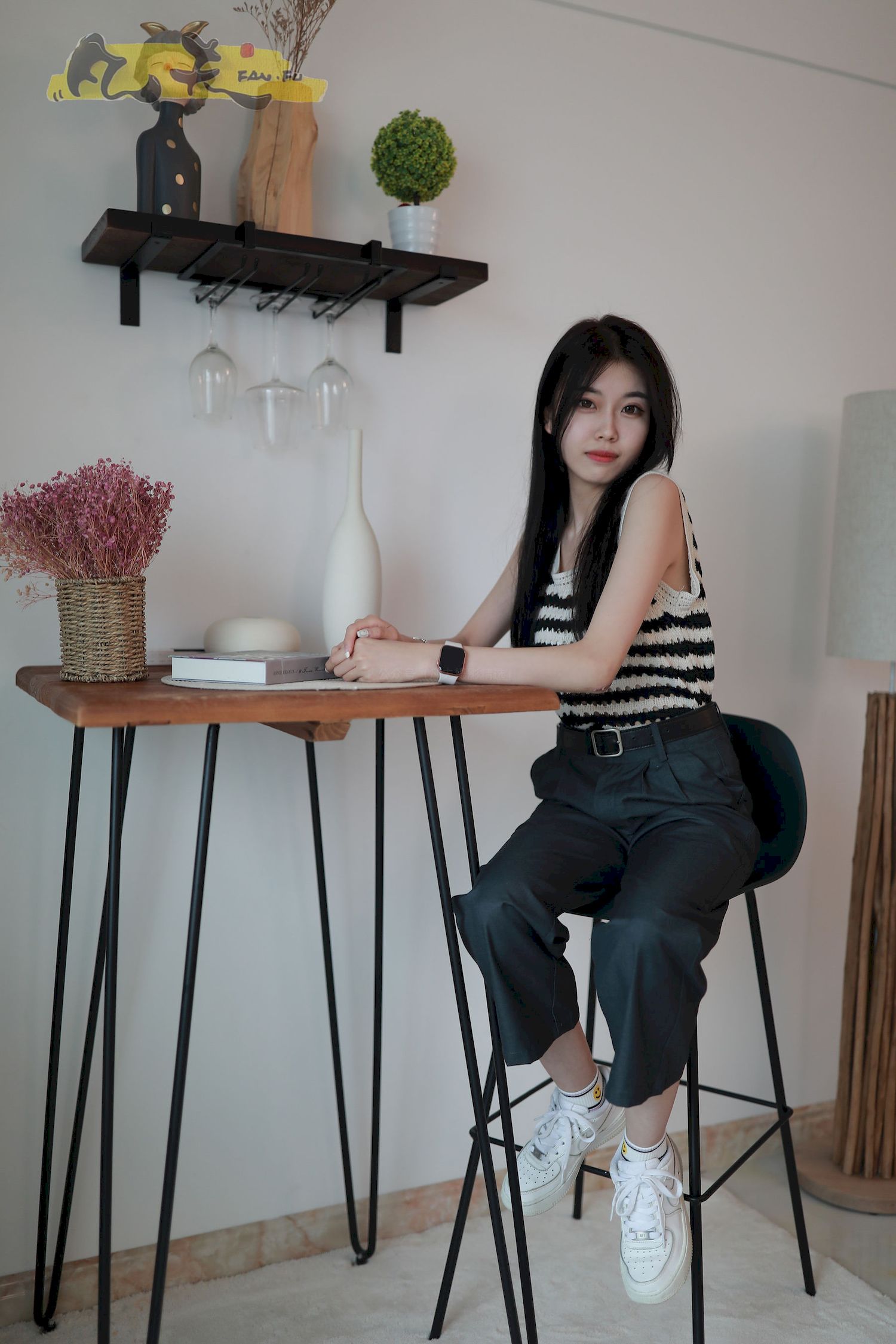 芳琪洞洞毛衣黑色西裤居家写真