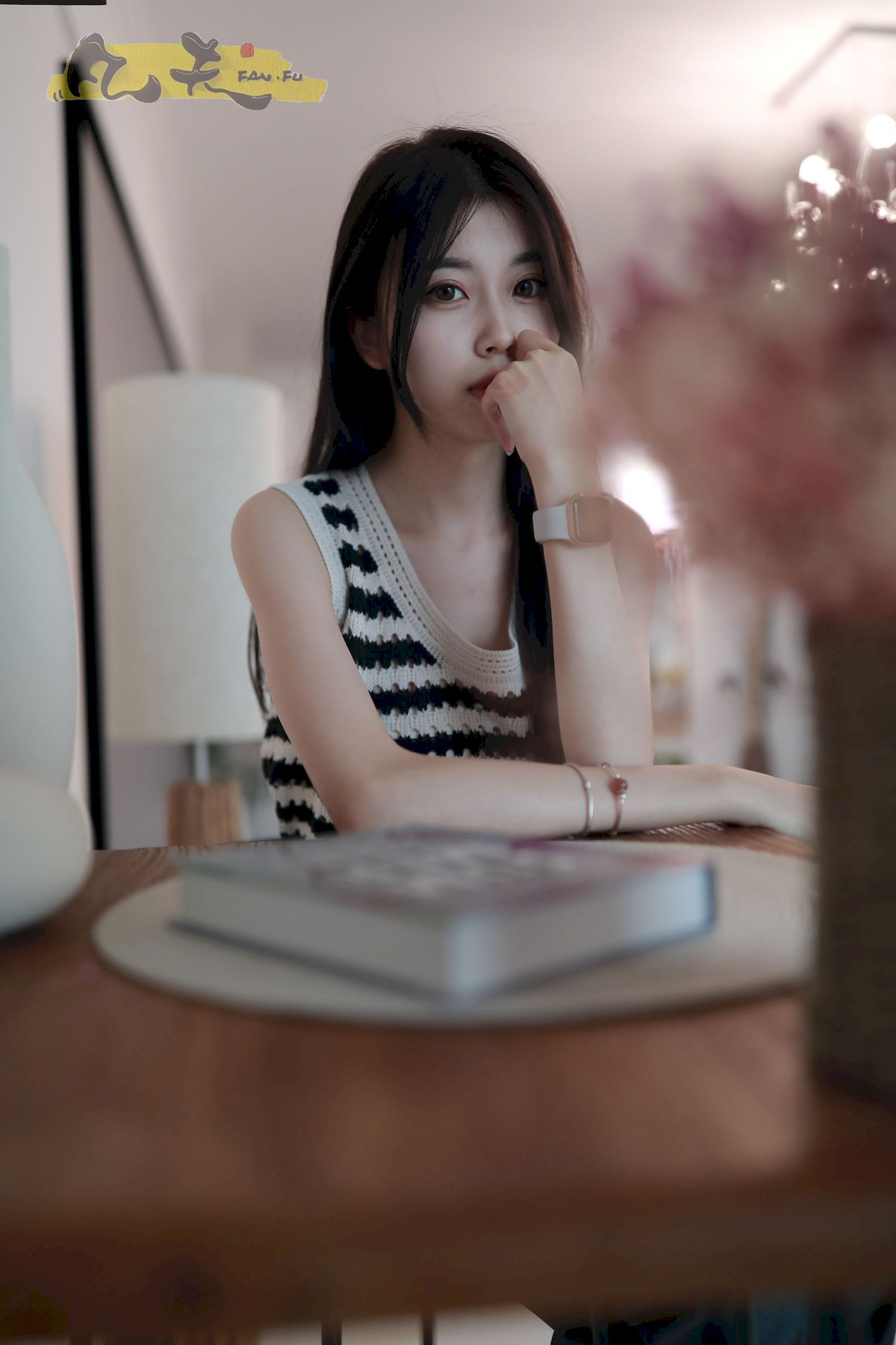 芳琪洞洞毛衣黑色西裤居家写真